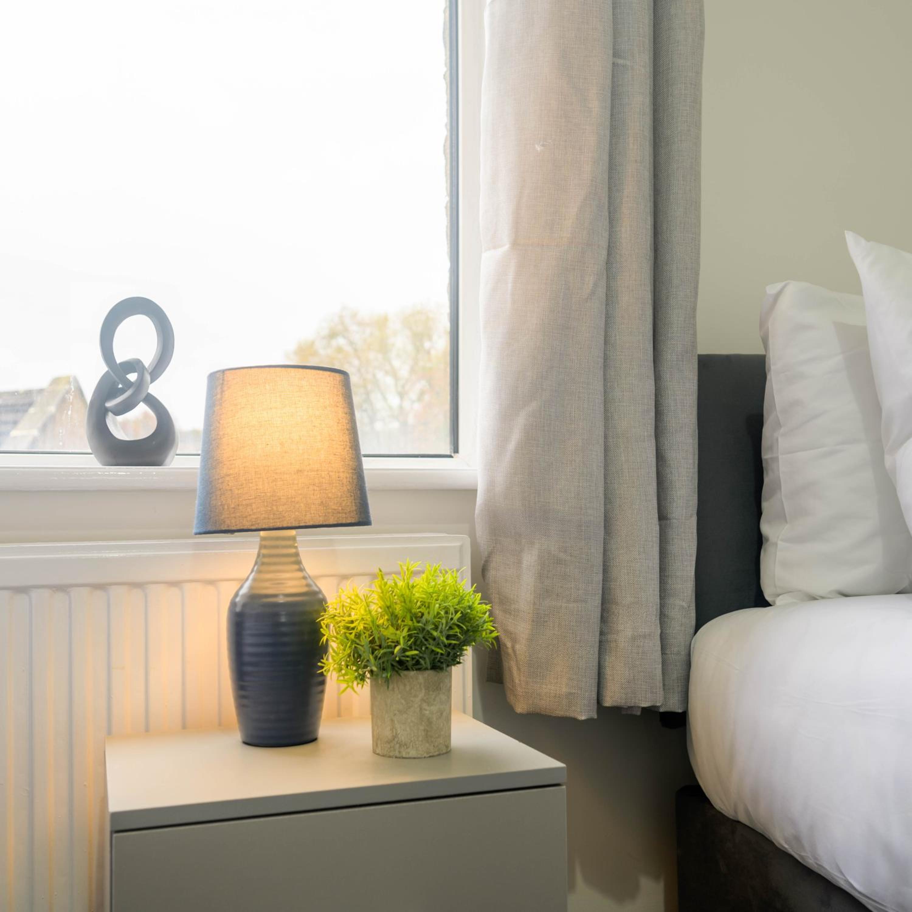 Huddersfield 2BR Flat - Free Parking