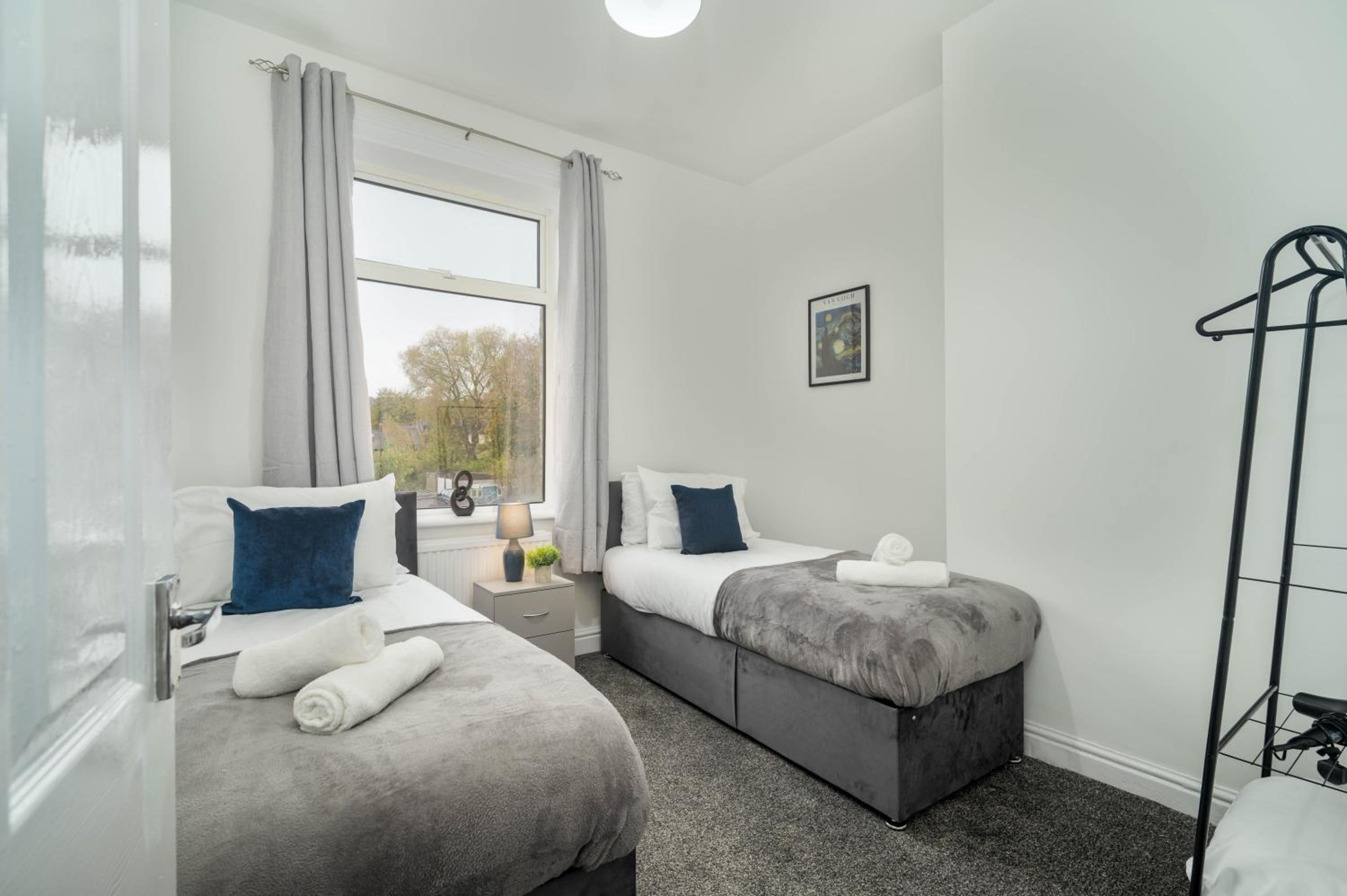 Huddersfield 2BR Flat - Free Parking
