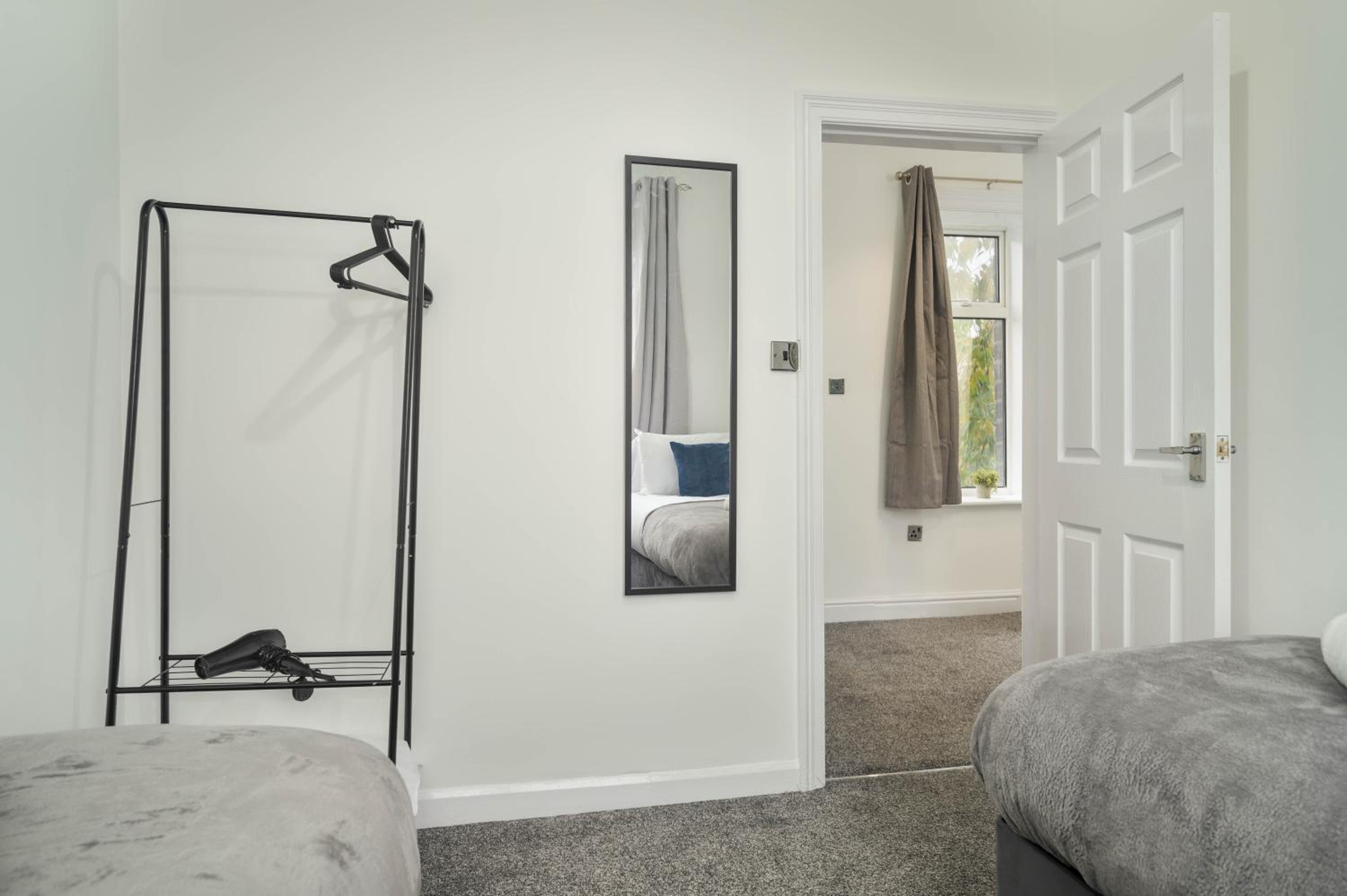 Huddersfield 2BR Flat - Free Parking
