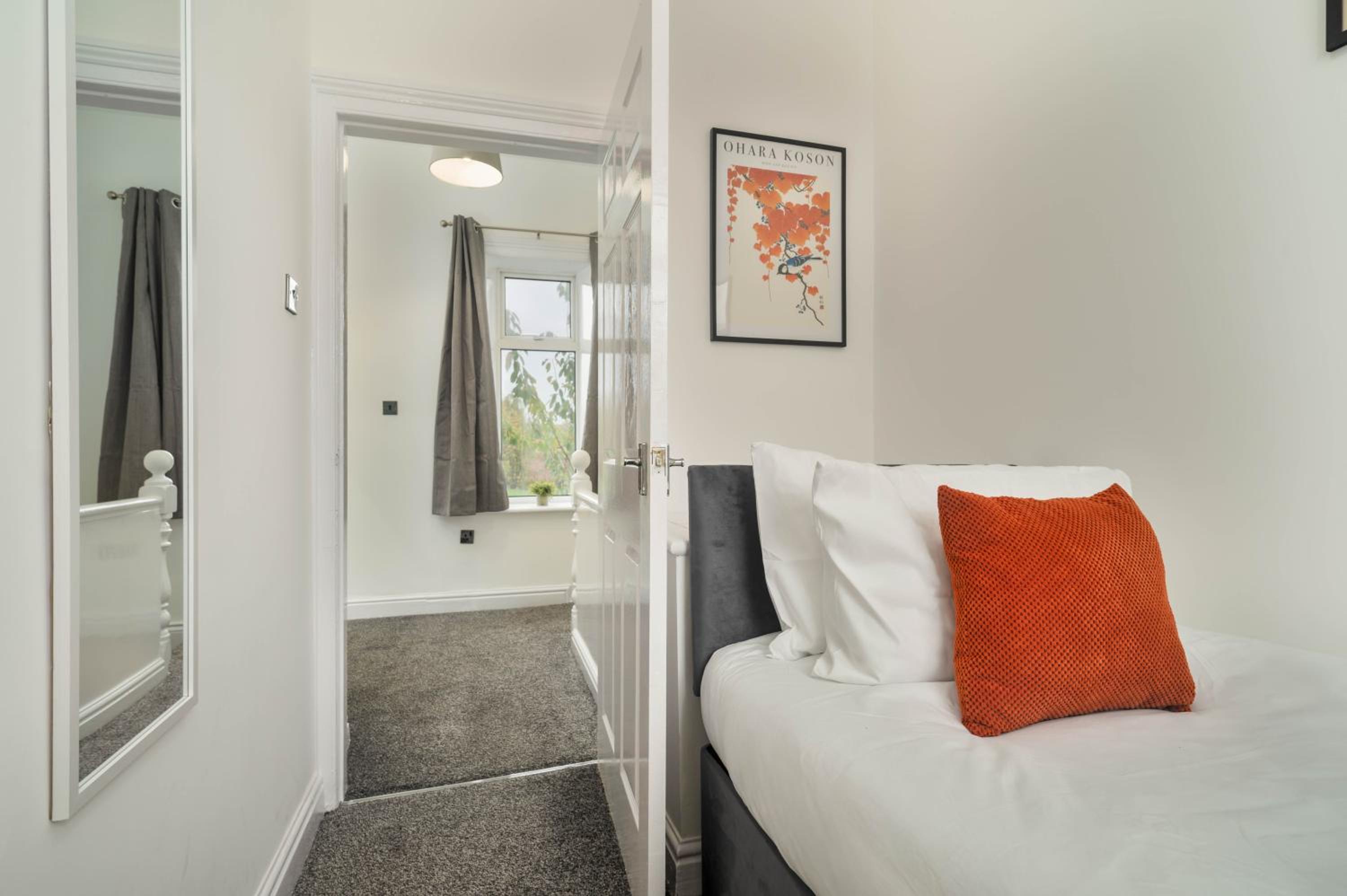 Huddersfield 2BR Flat - Free Parking