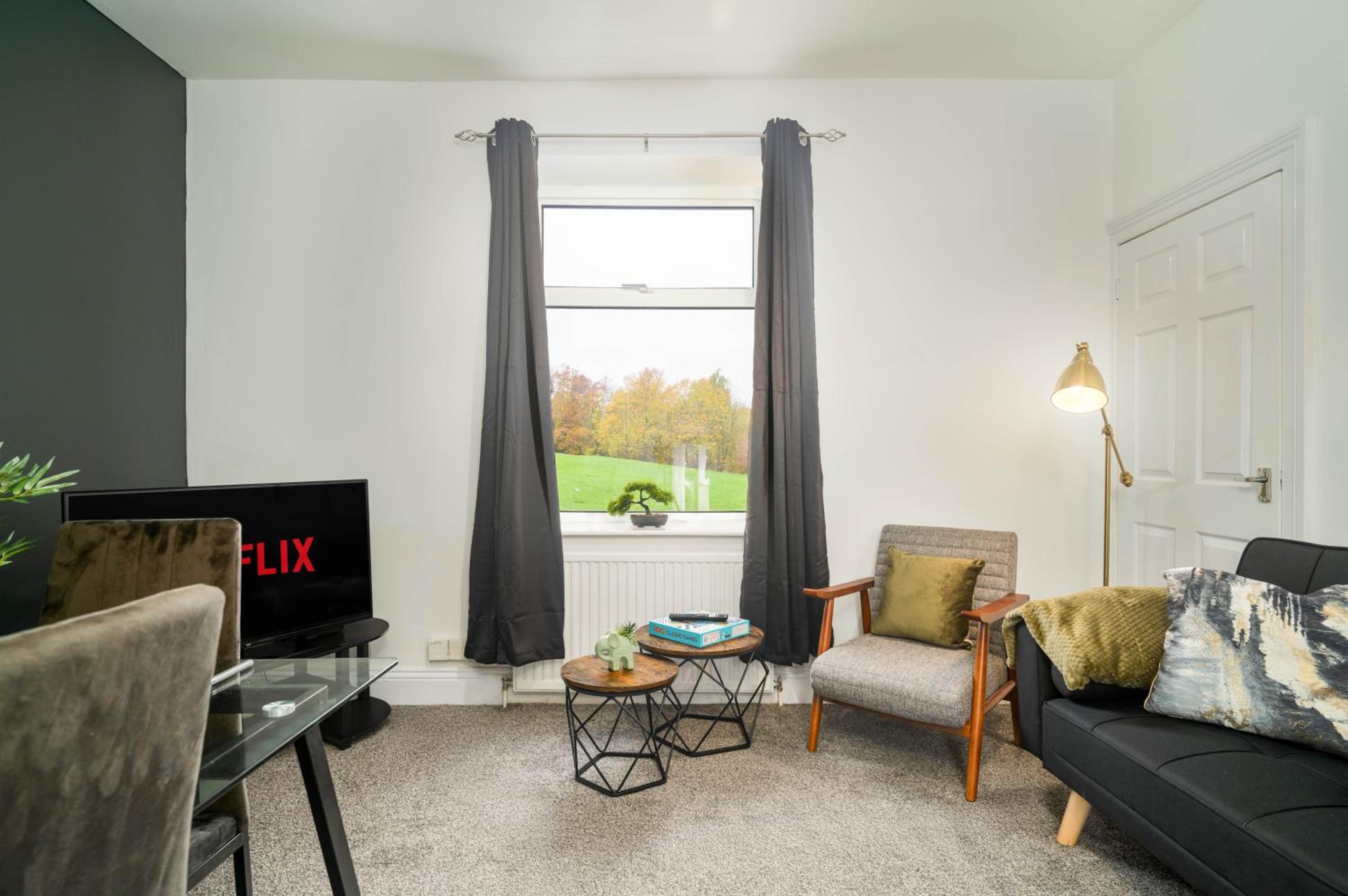 Huddersfield 2BR Flat - Free Parking