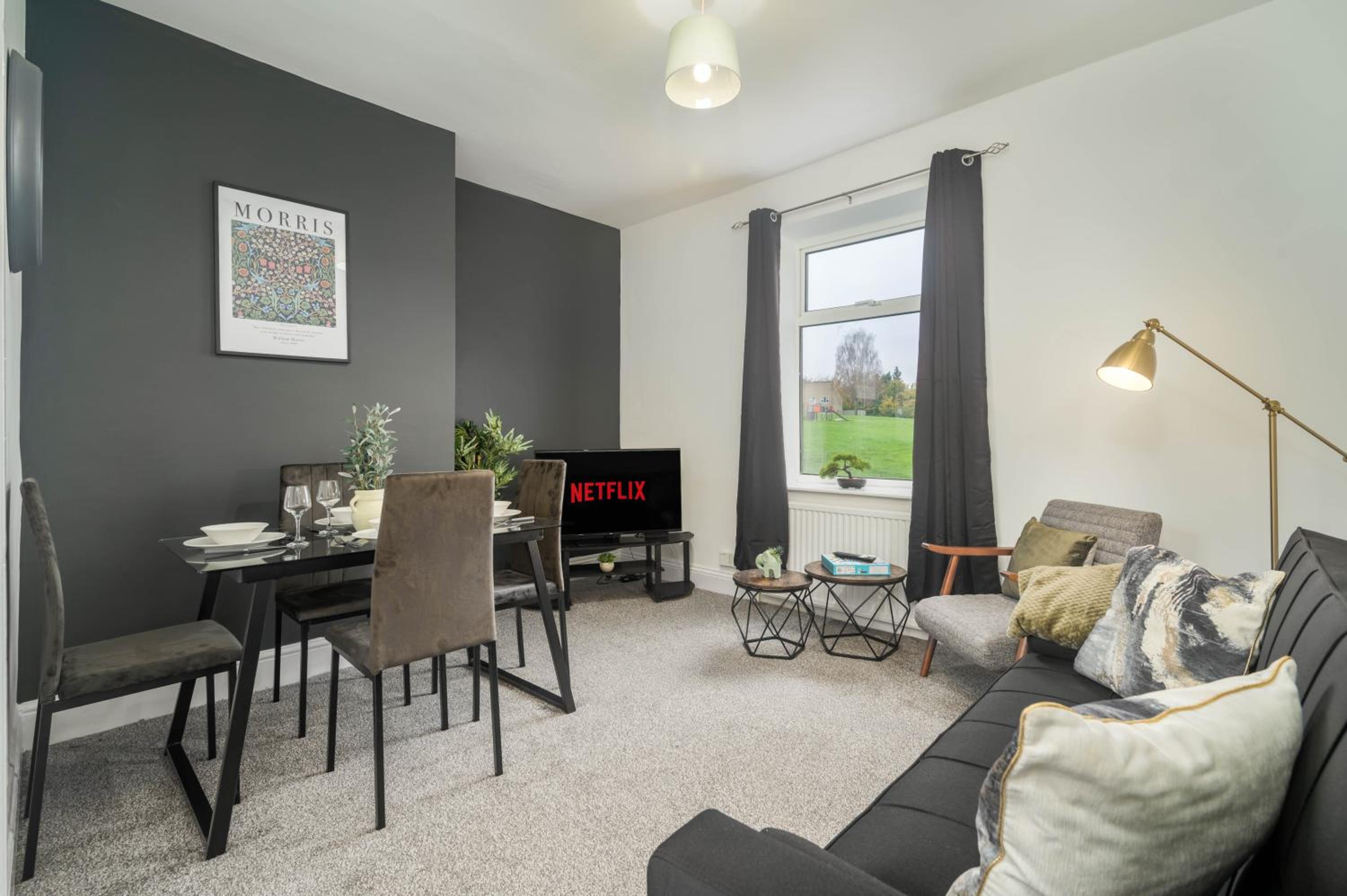 Huddersfield 2BR Flat - Free Parking