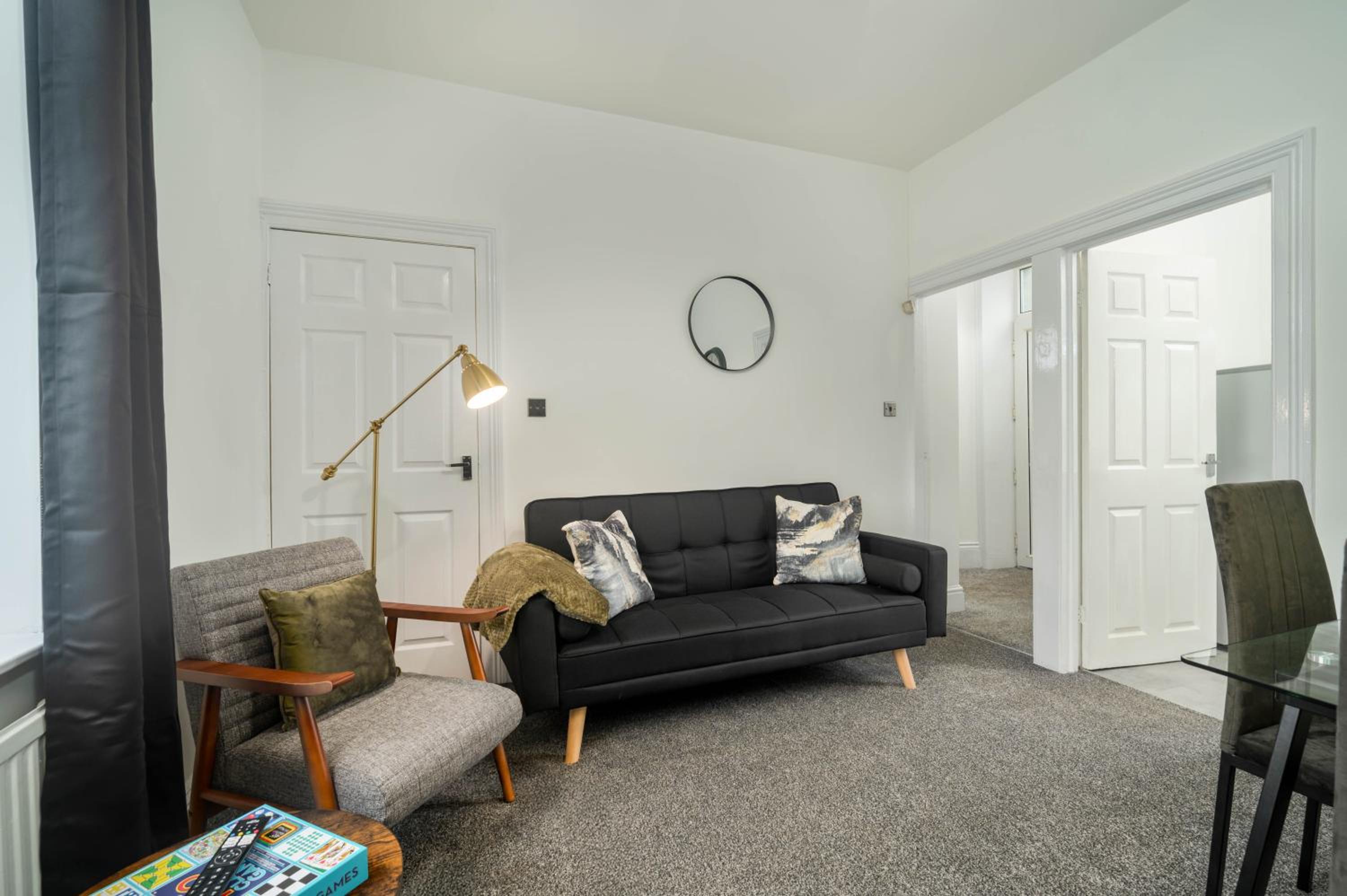 Huddersfield 2BR Flat - Free Parking