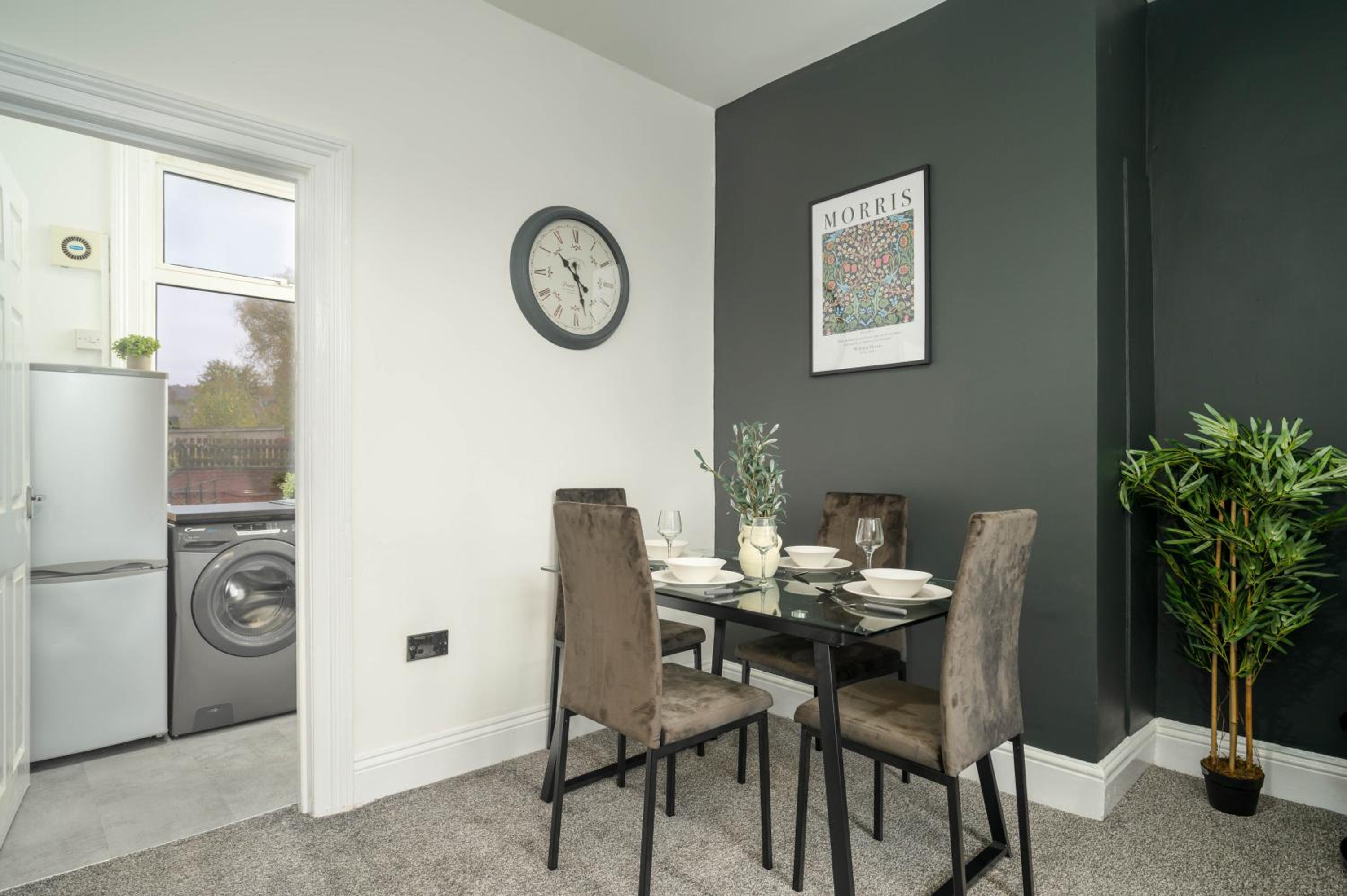 Huddersfield 2BR Flat - Free Parking