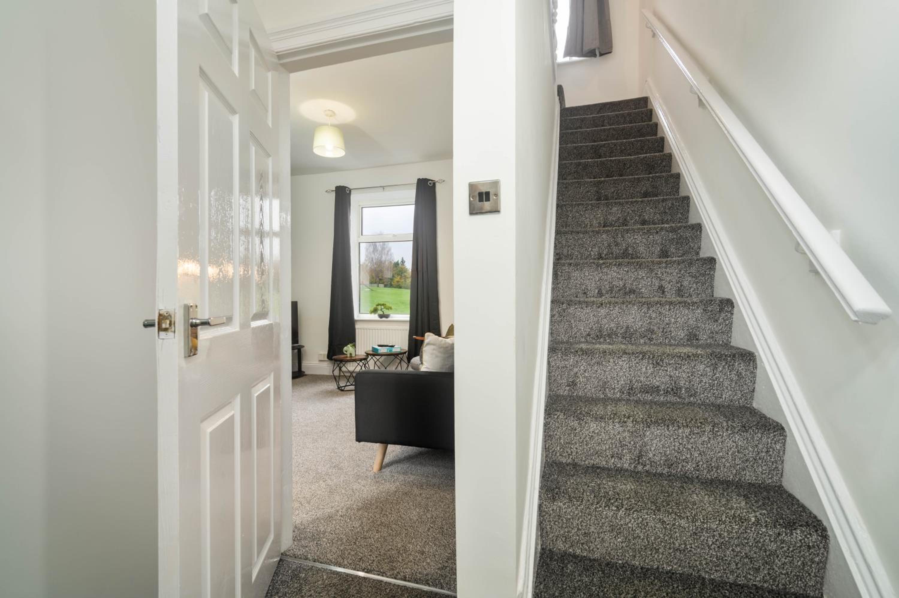 Huddersfield 2BR Flat - Free Parking