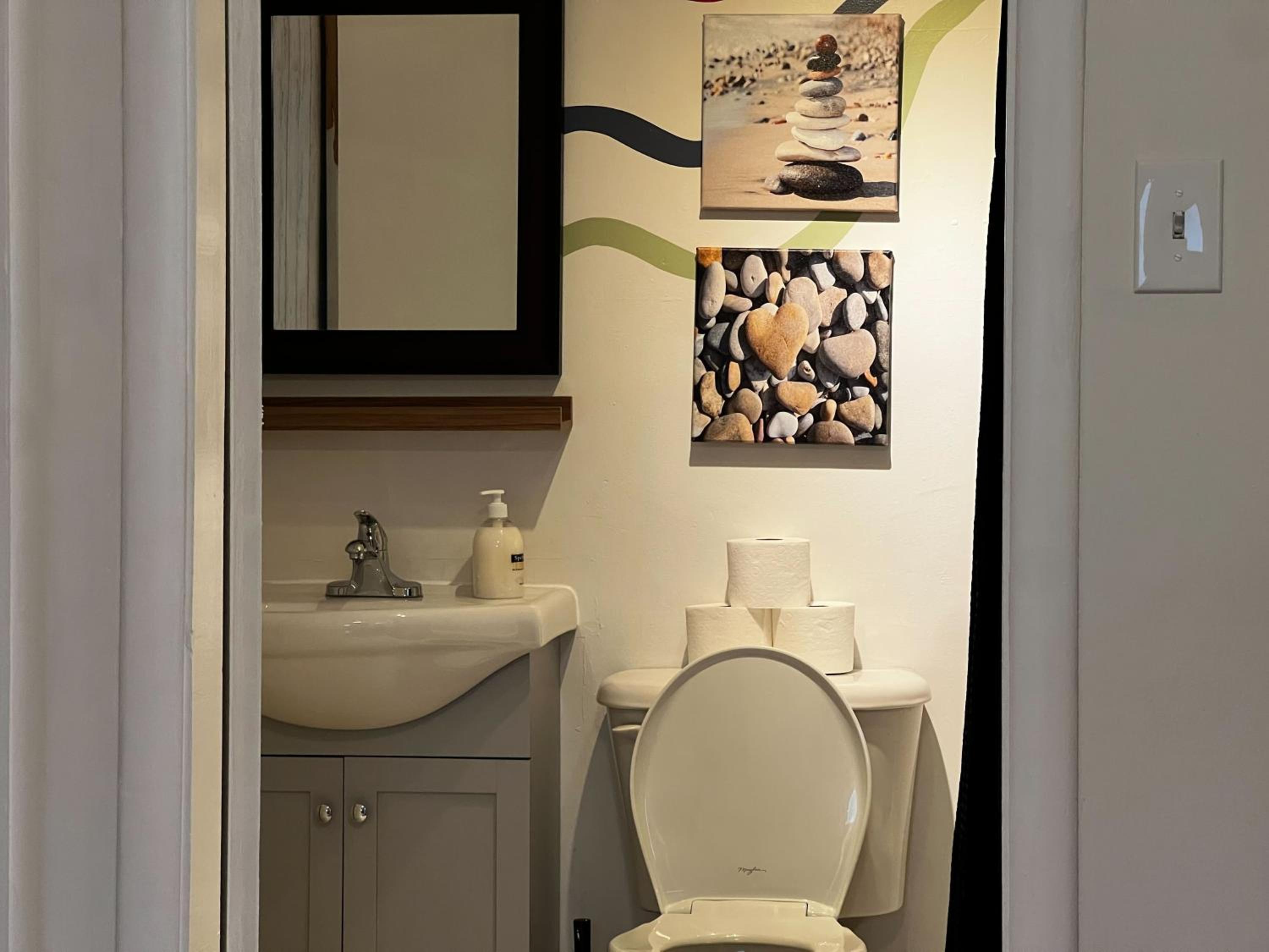Stylish 1-BDRM Prime Location, Unit 2