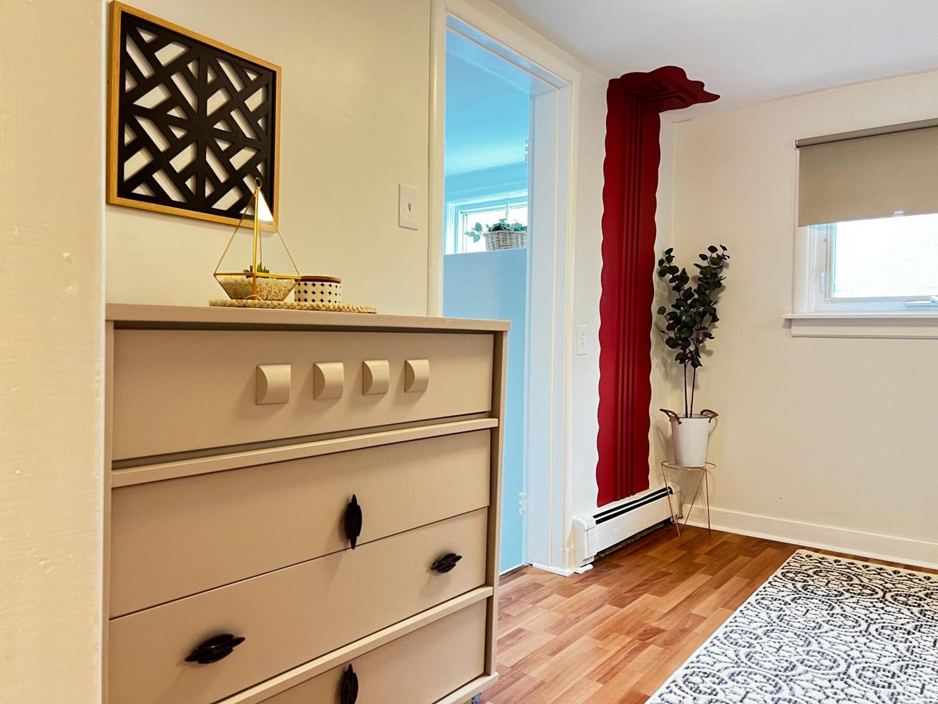 Stylish 1-BDRM Prime Location, Unit 2
