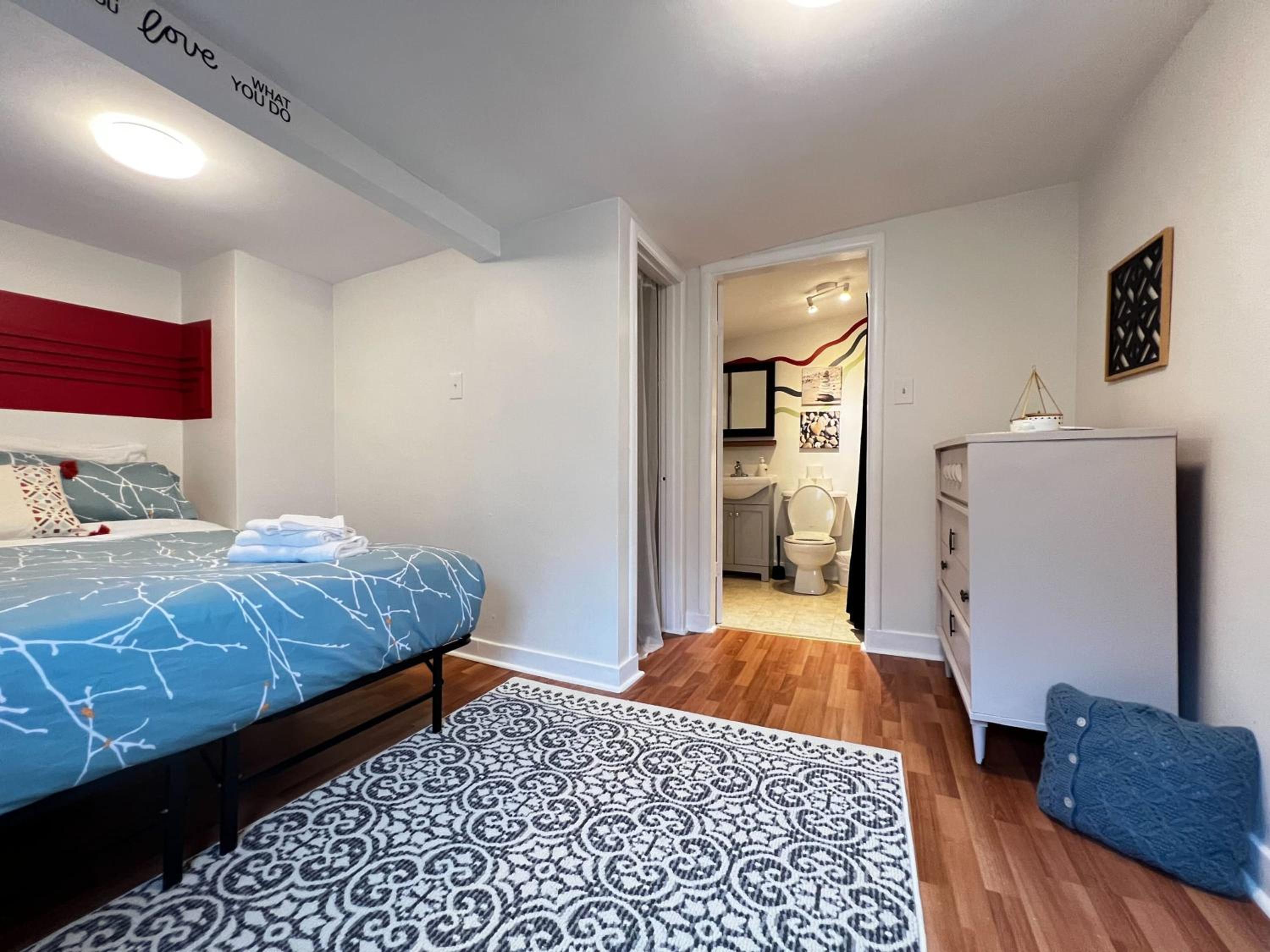 Stylish 1-BDRM Prime Location, Unit 2