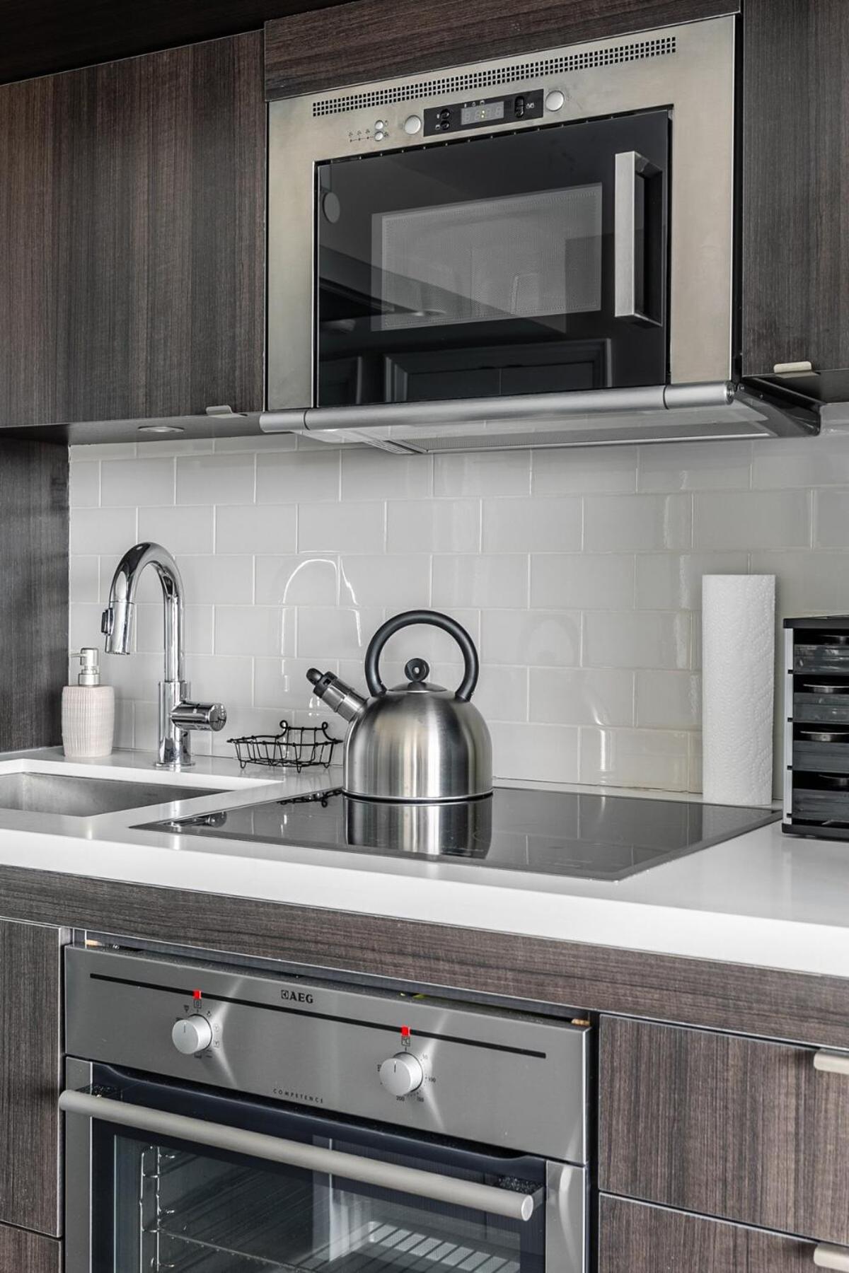 Yorkville 2-Bedroom Includes Parking
