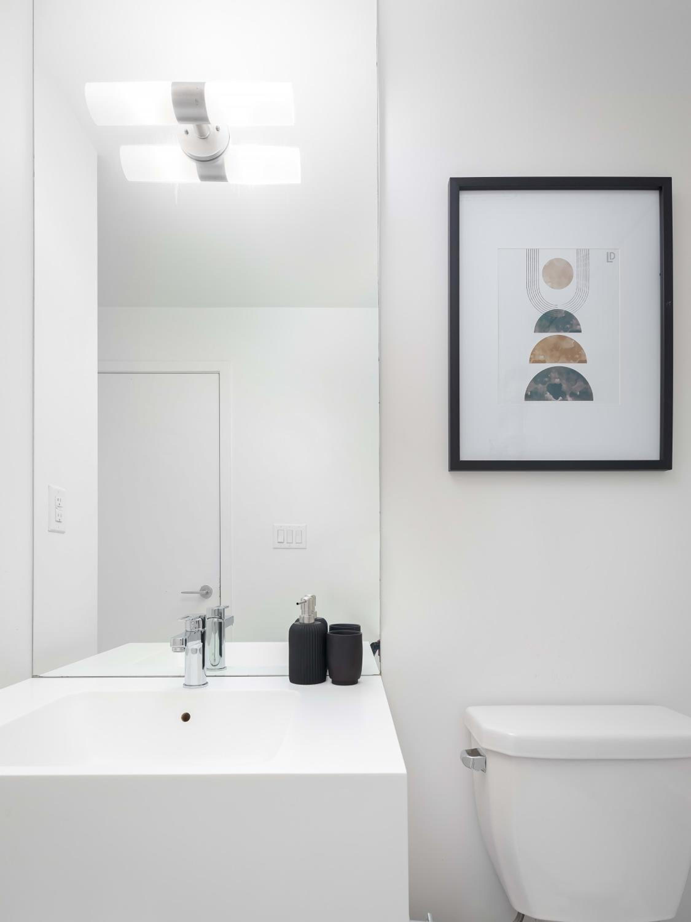 Lovely Condo by Rogers Centre