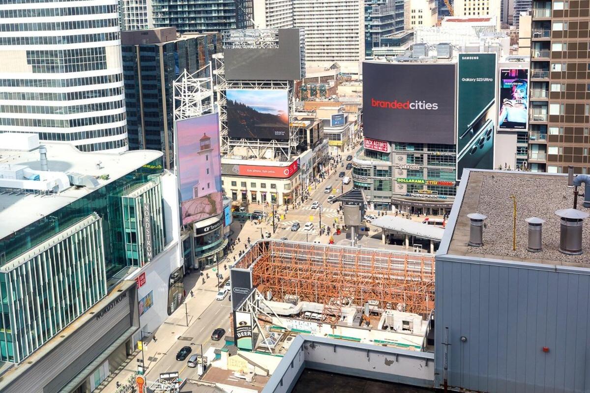 Stay by Yonge Dundas Square Commuters Paradise