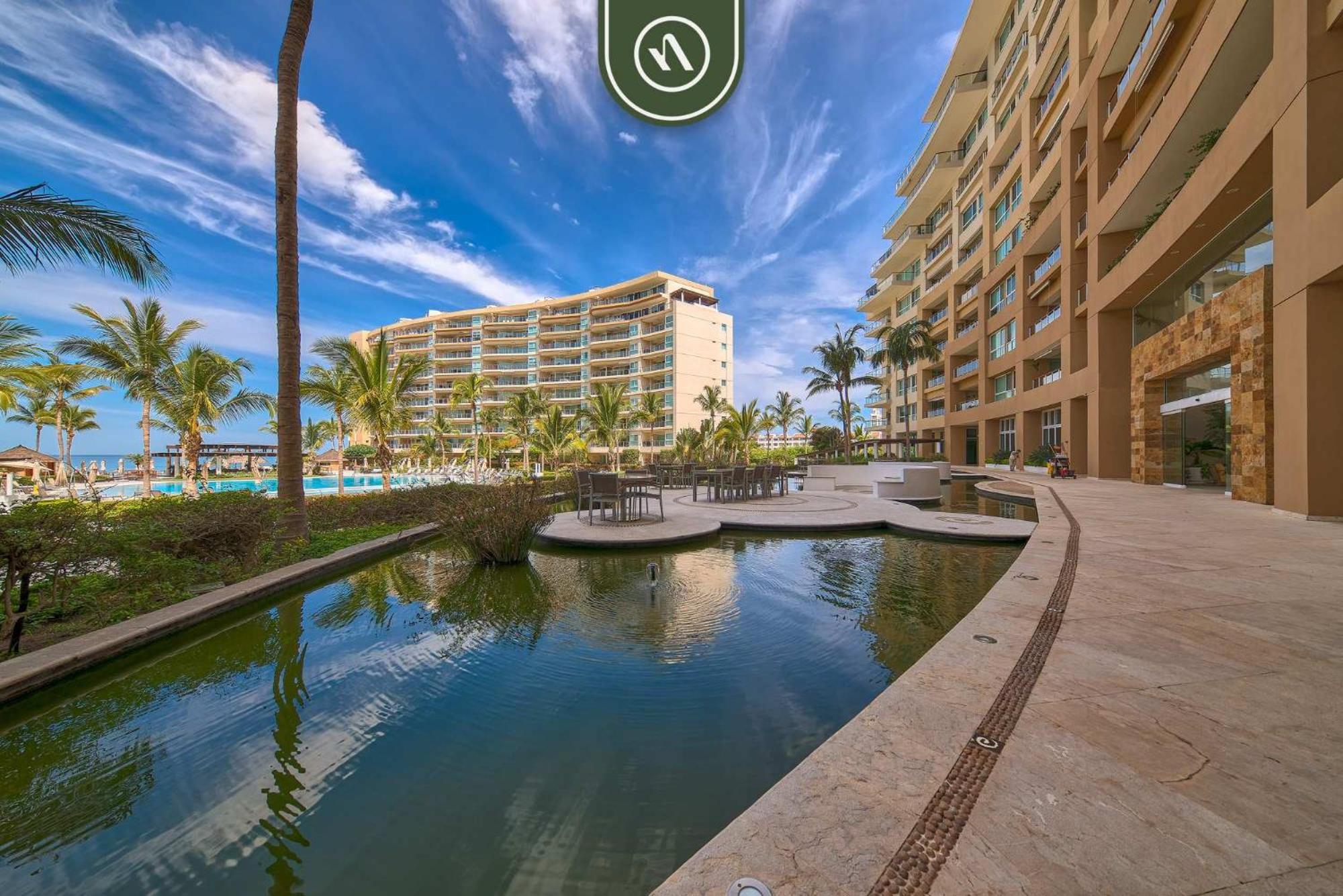 Luxury 4 BR Condo - Private Beachfront Deck with Pool