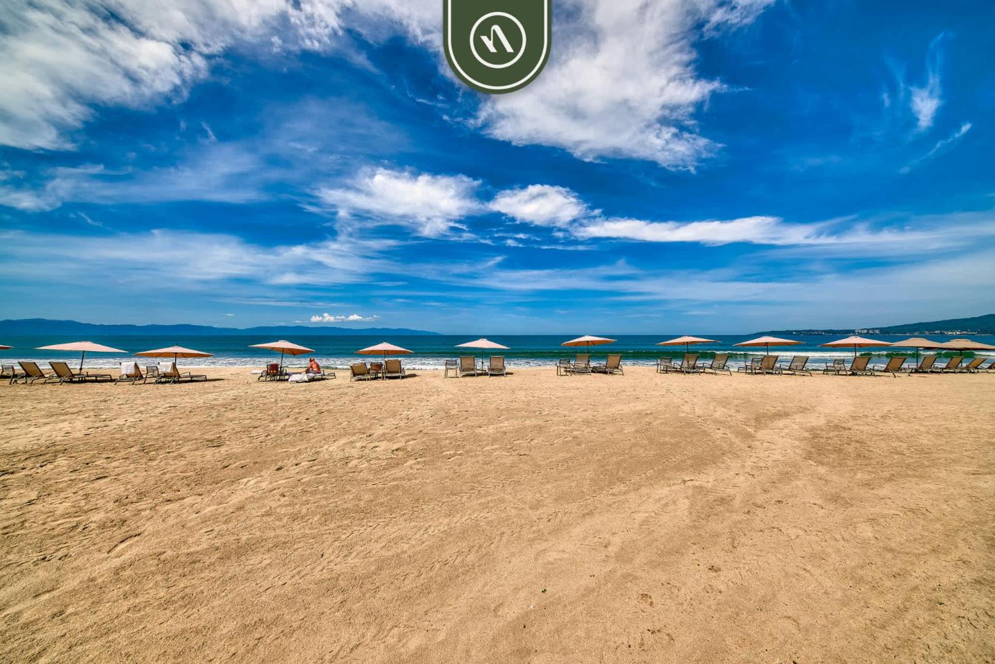 Luxury 4 BR Condo - Private Beachfront Deck with Pool