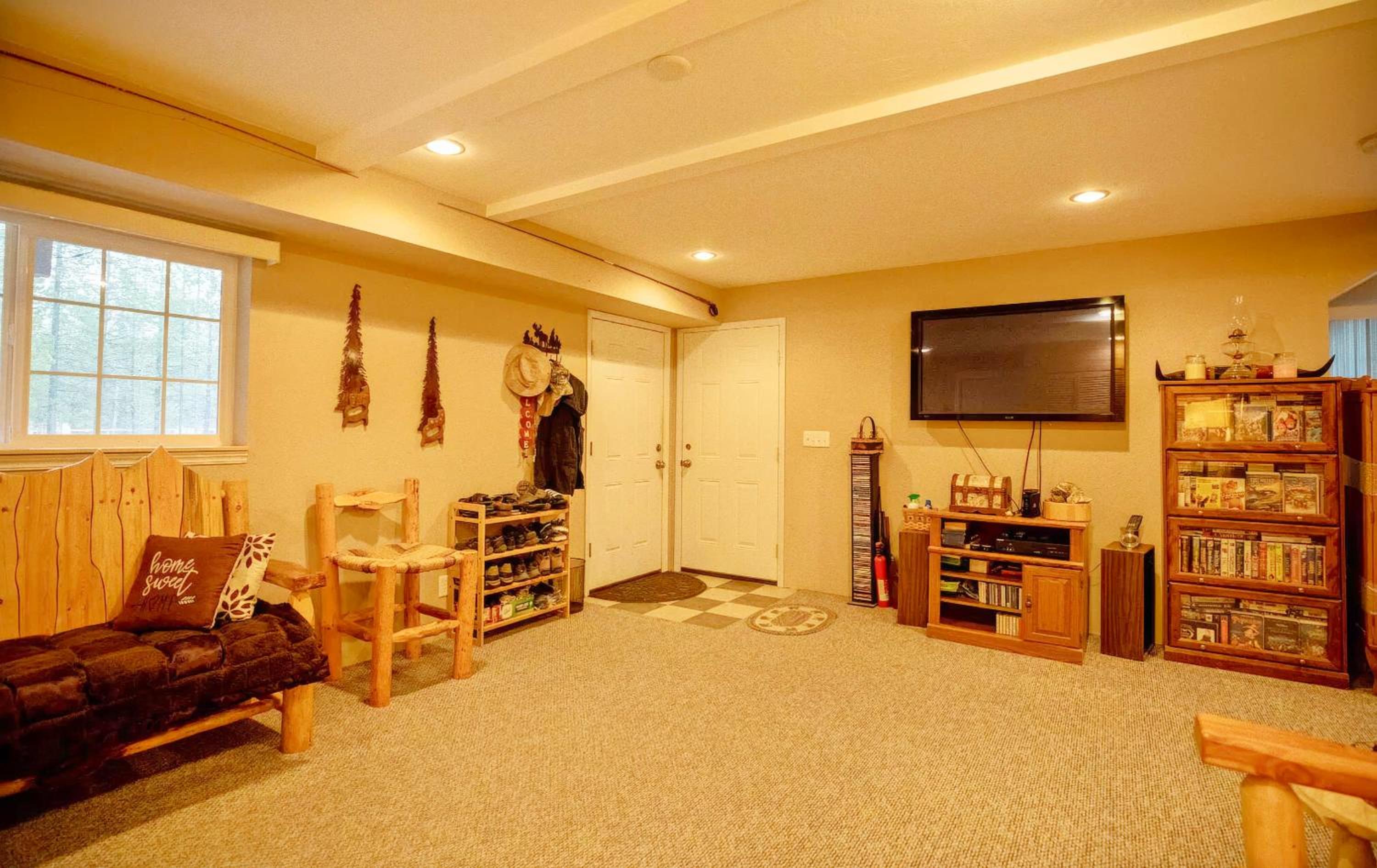Large 3BR Retreat w Deck Views & Outdoor Adventure Access view 2