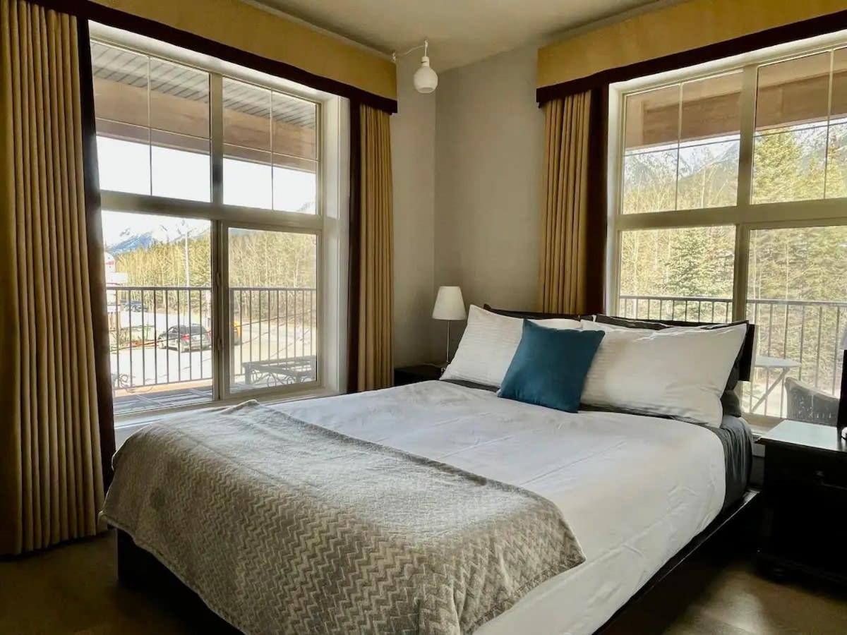 1 Bd corner unit stunning views wrap around deck