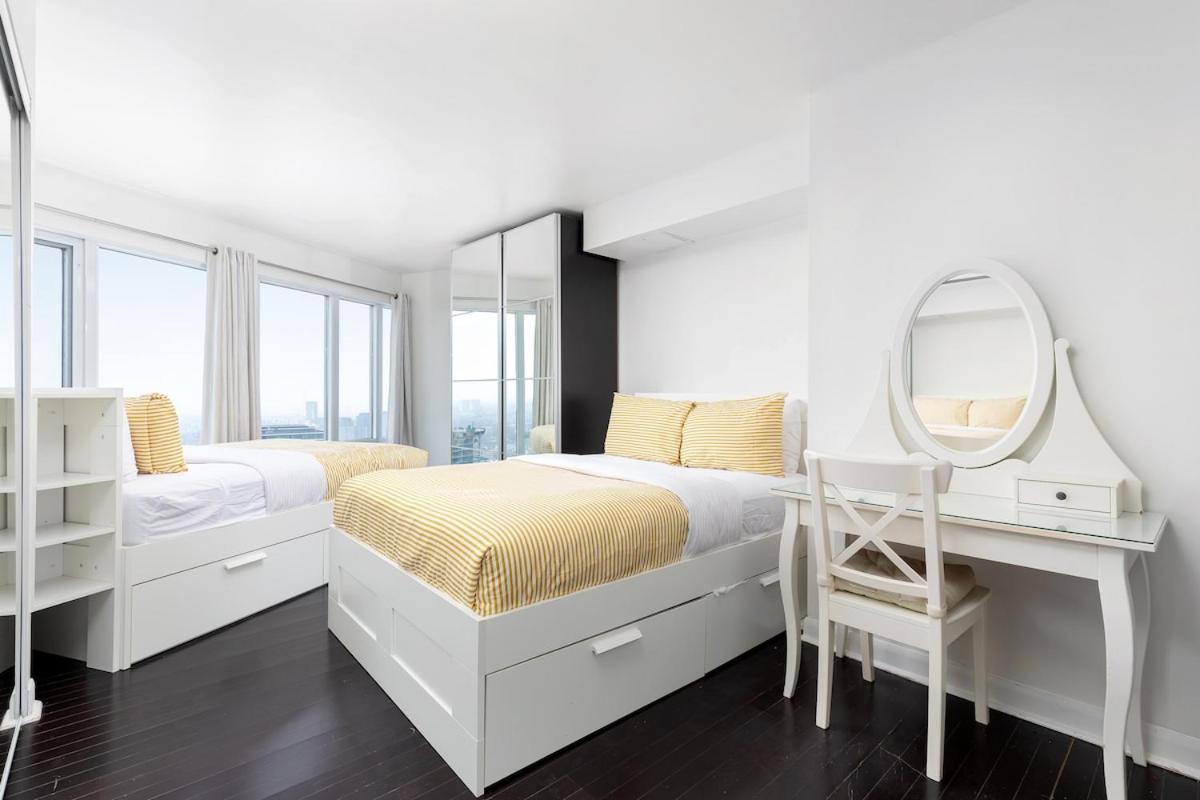 Beautiful Condo Yonge Dundas Sq Free Parking
