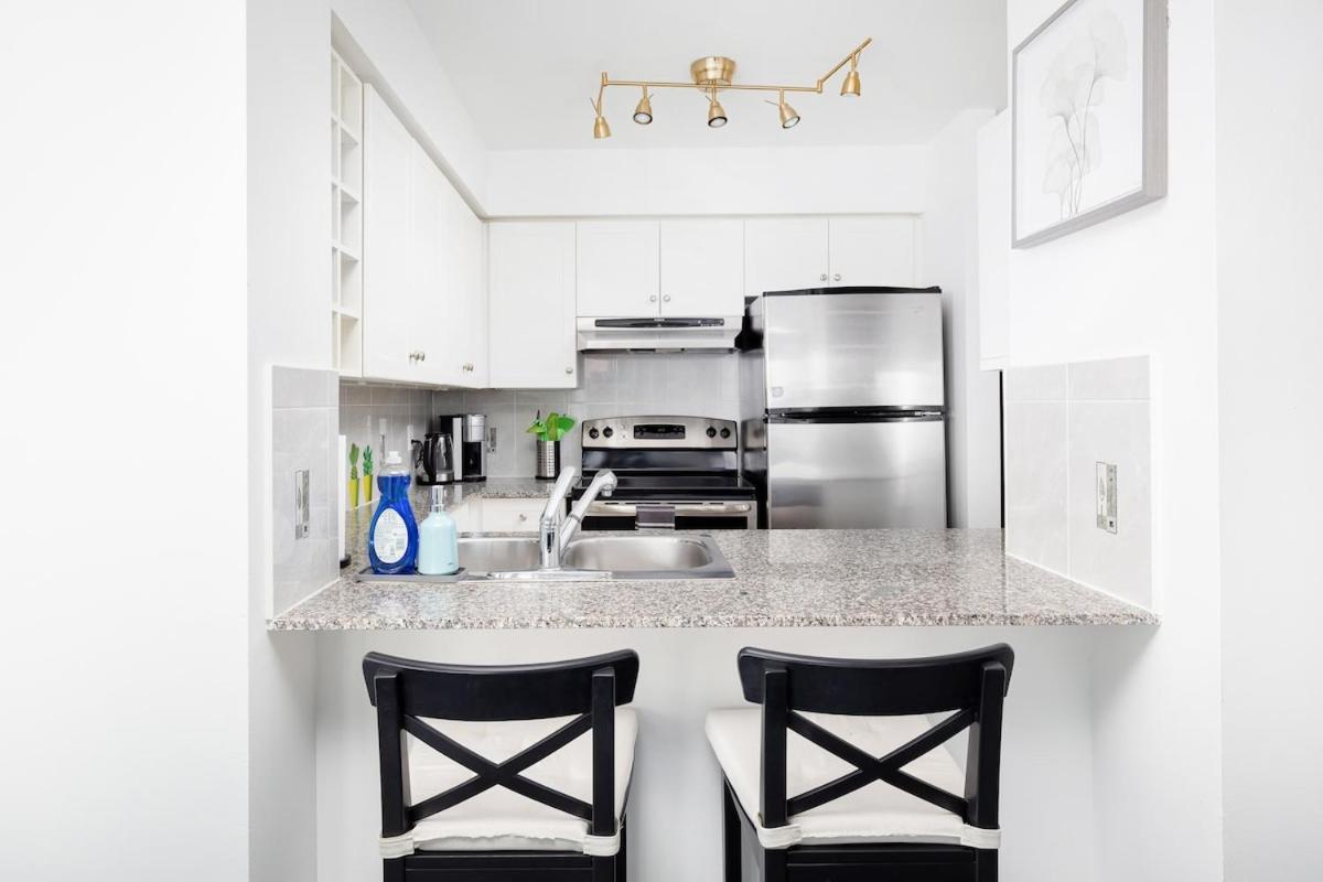 Beautiful Condo Yonge Dundas Sq Free Parking