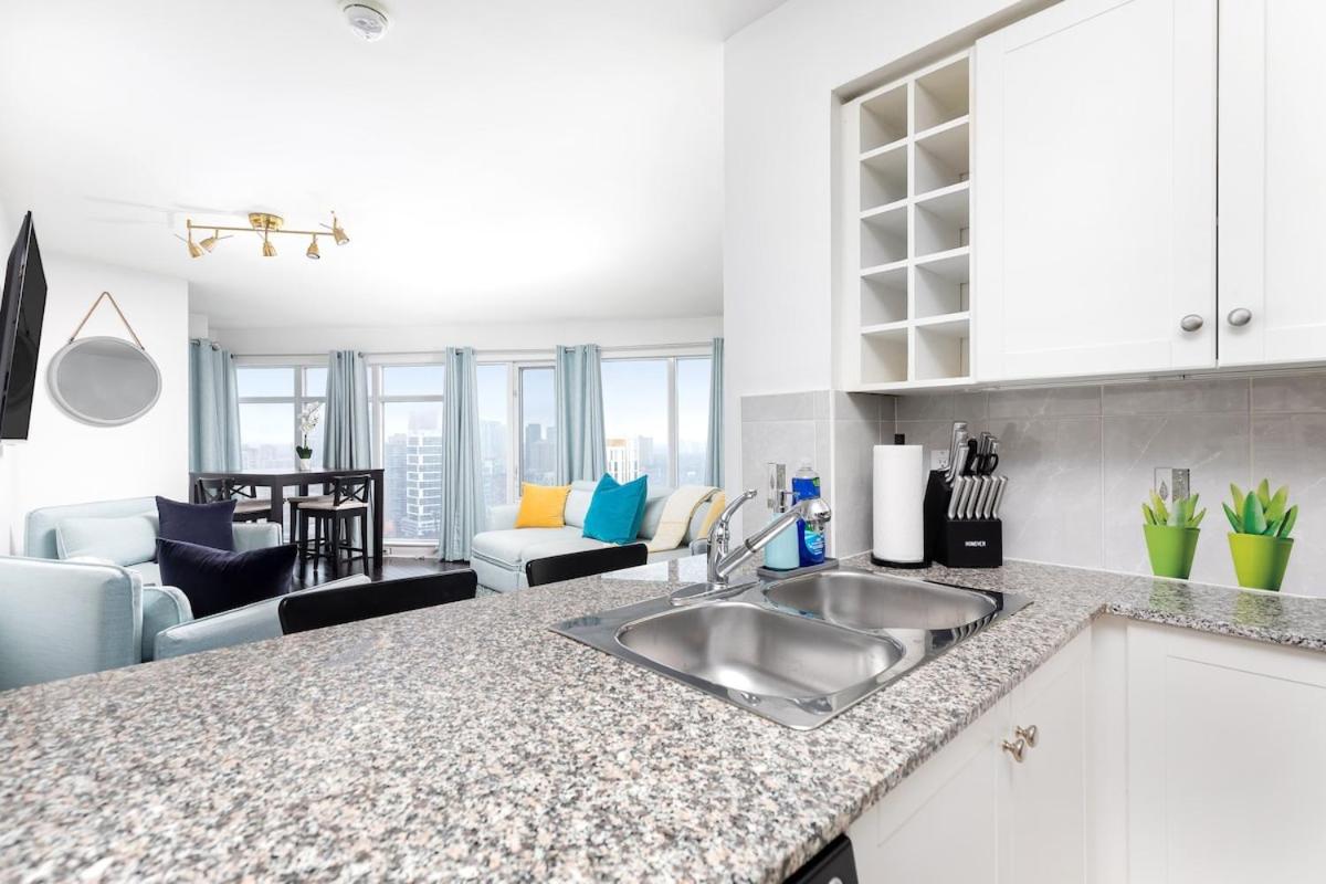 Beautiful Condo Yonge Dundas Sq Free Parking