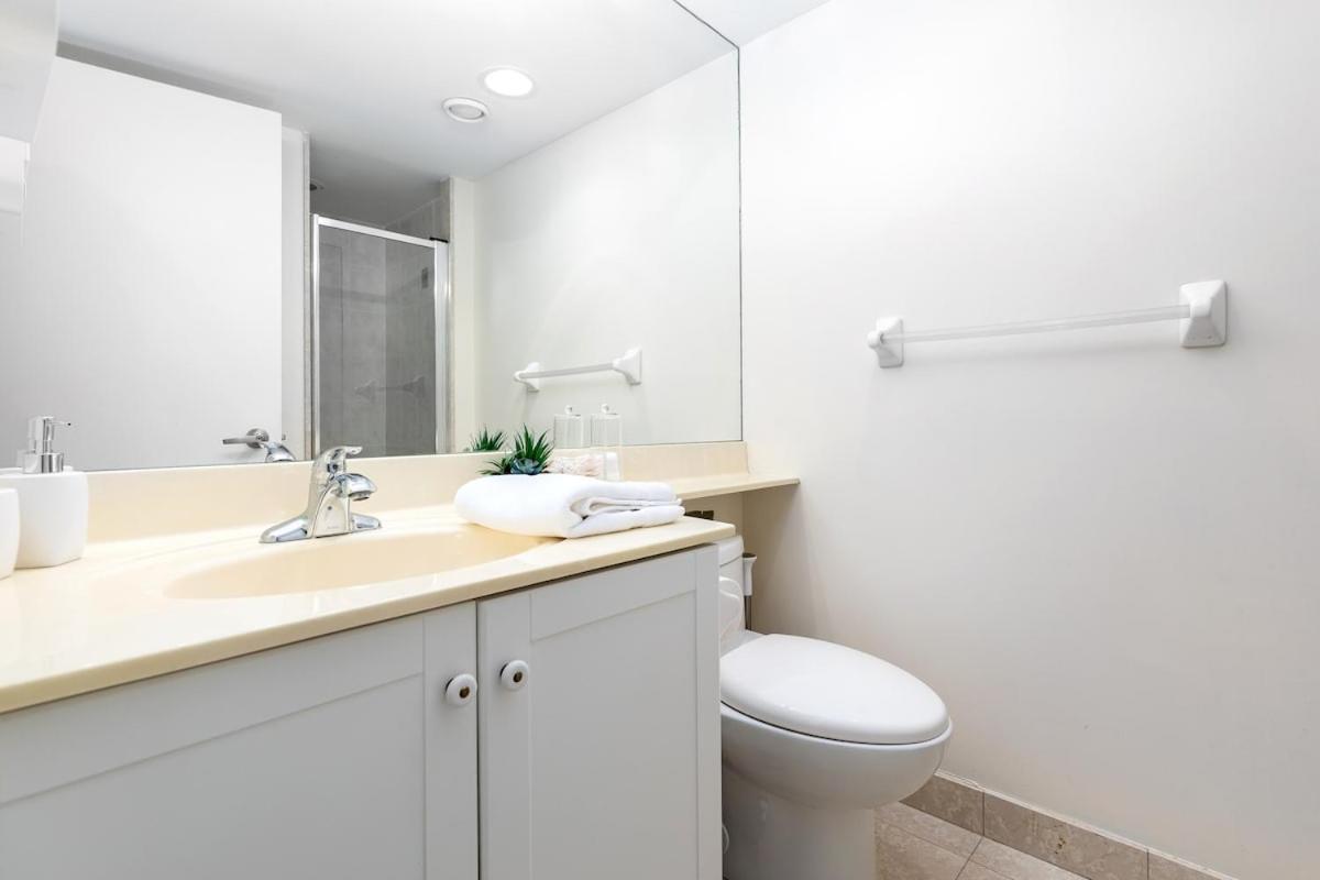 Beautiful Condo Yonge Dundas Sq Free Parking