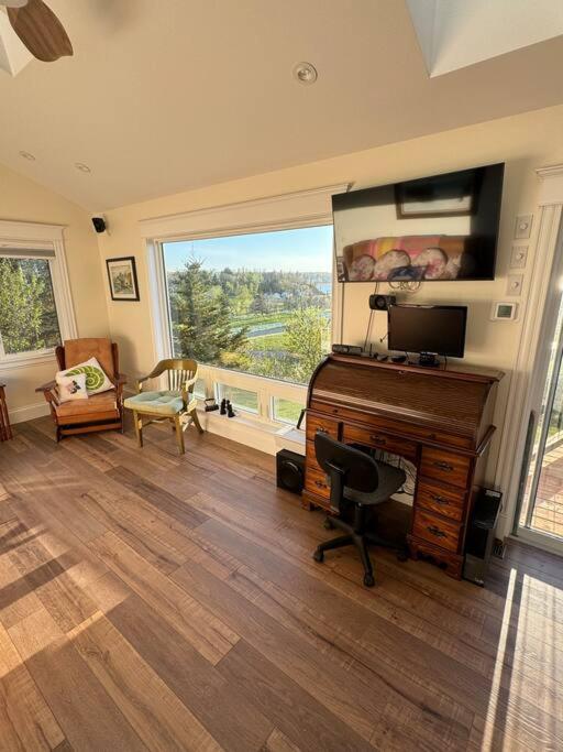 Sinclair Island House on Cliff