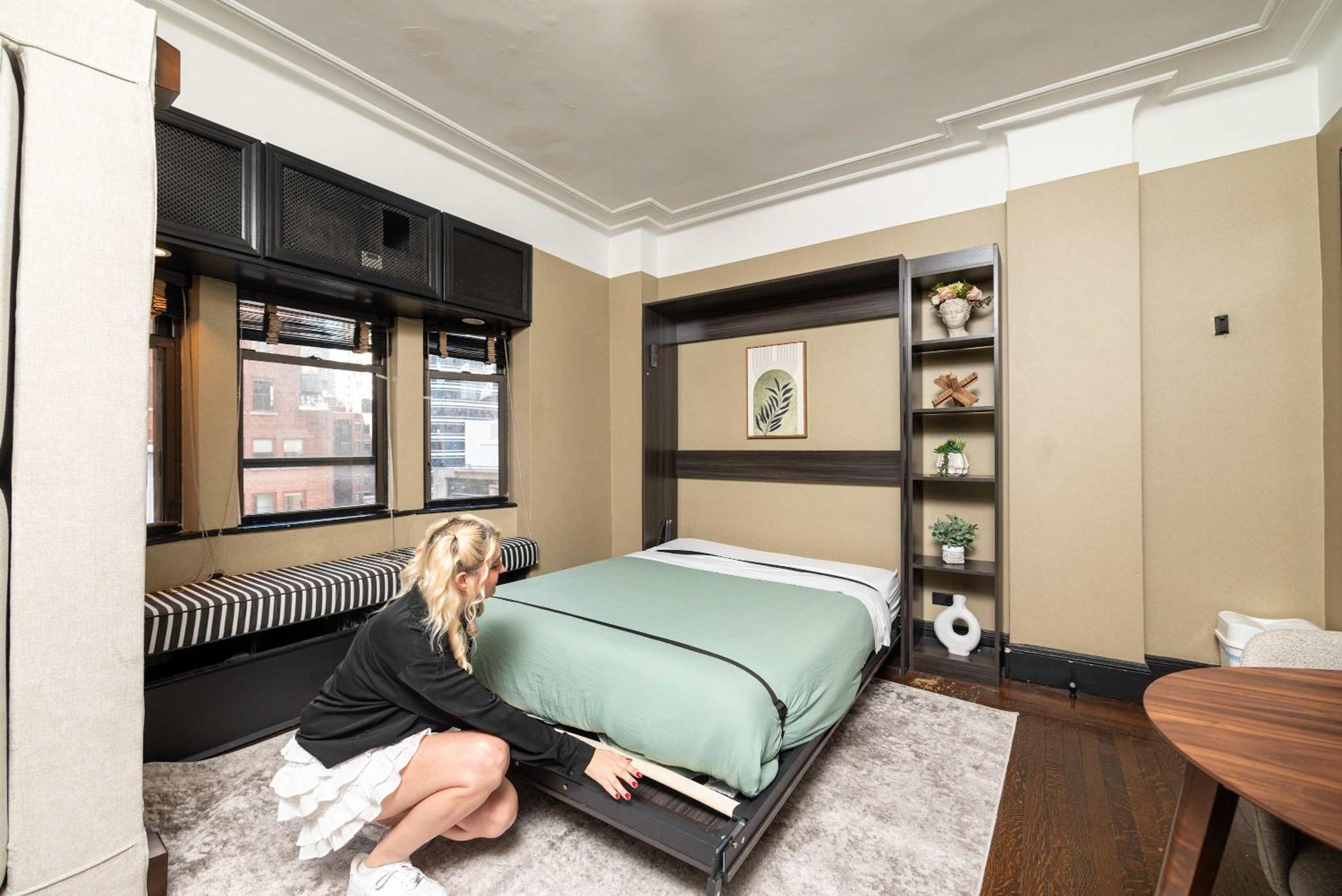 Cozy 2BR Apartment with Gym and Walk to Times Square