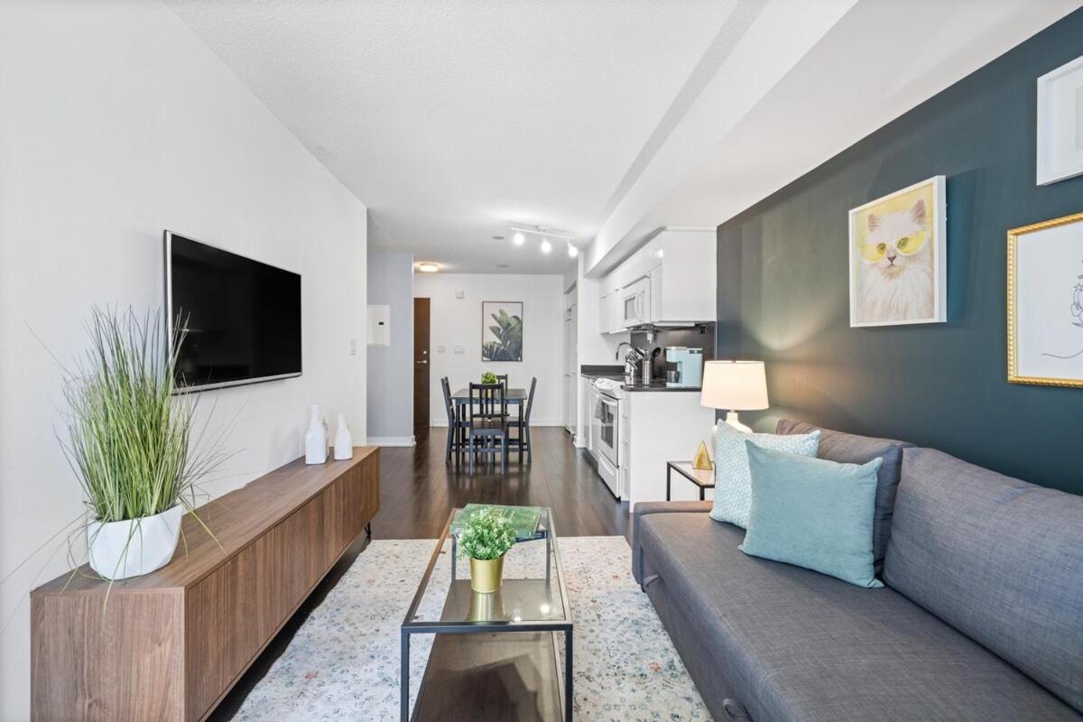 Spacious Bright & Sunlit Condo Near Rogers & Scotia Arena