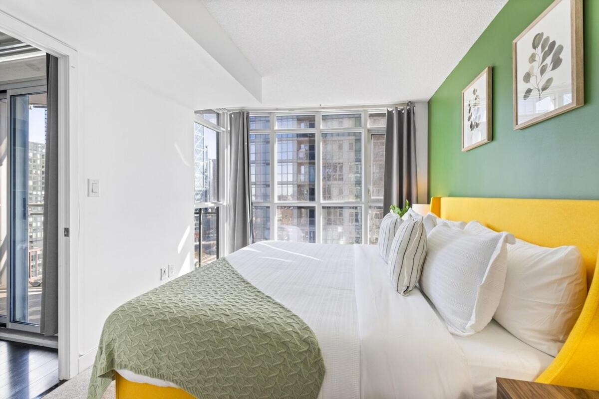 Spacious Bright & Sunlit Condo Near Rogers & Scotia Arena
