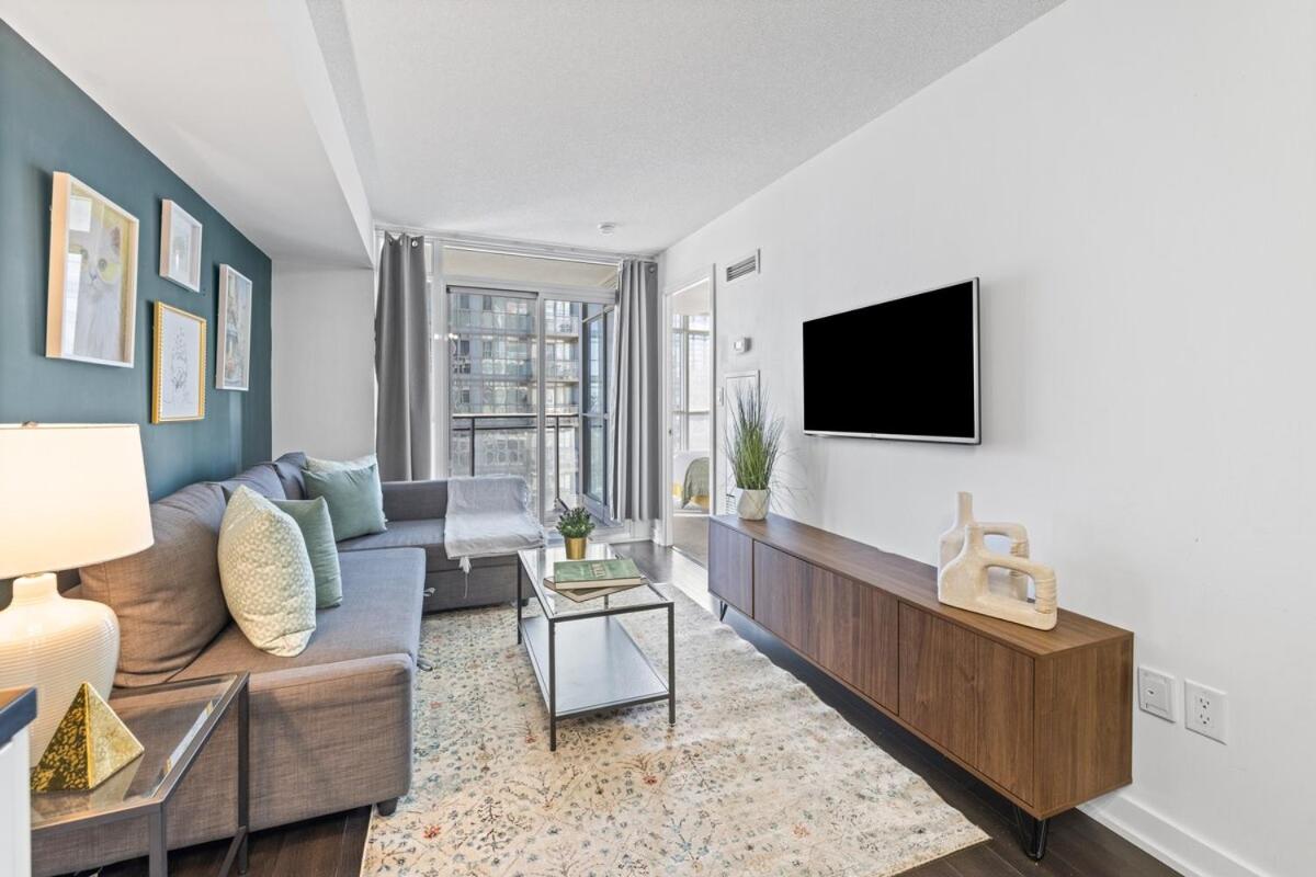 Spacious Bright & Sunlit Condo Near Rogers & Scotia Arena