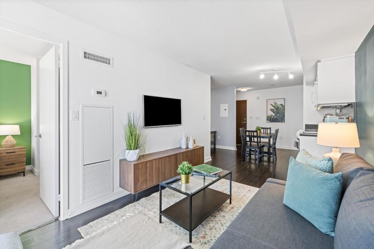 Spacious Bright & Sunlit Condo Near Rogers & Scotia Arena