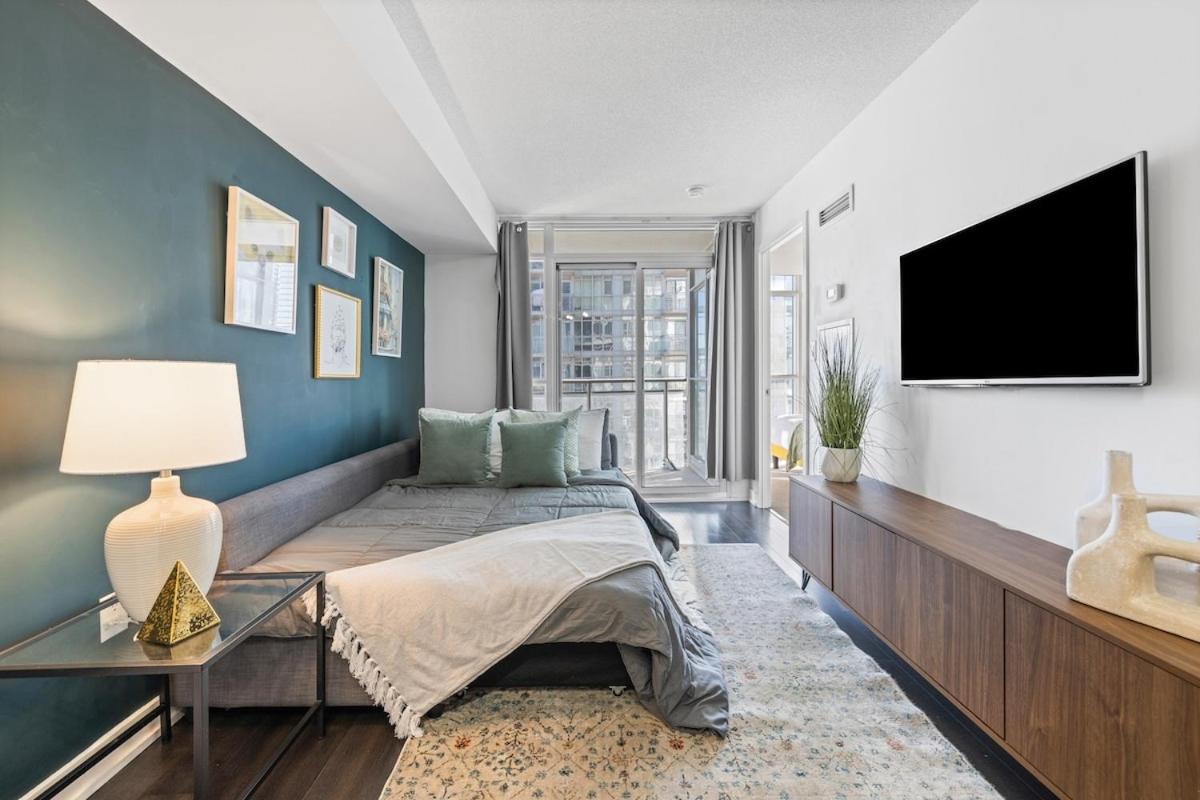 Spacious Bright & Sunlit Condo Near Rogers & Scotia Arena