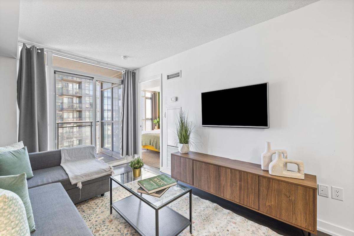 Spacious Bright & Sunlit Condo Near Rogers & Scotia Arena