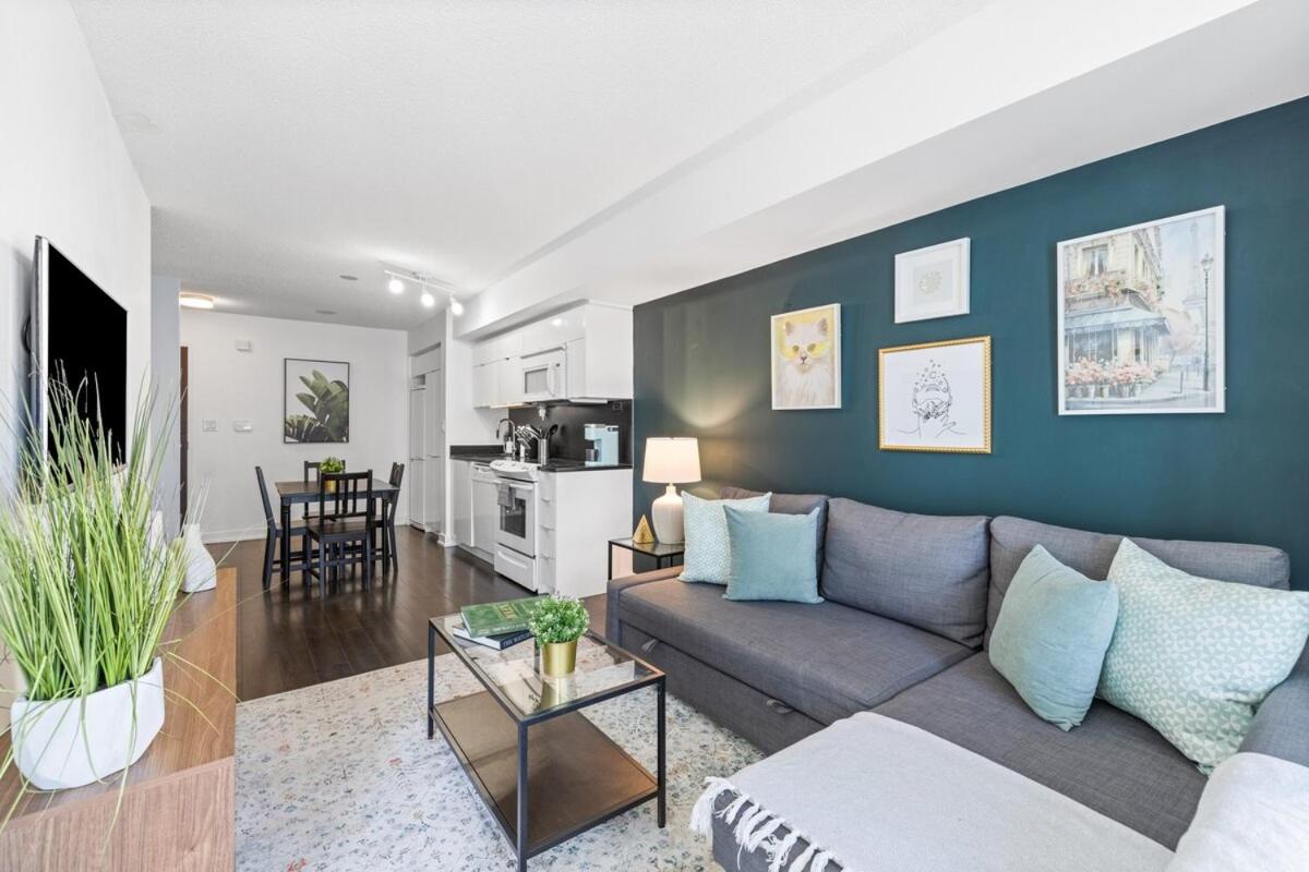 Spacious Bright & Sunlit Condo Near Rogers & Scotia Arena