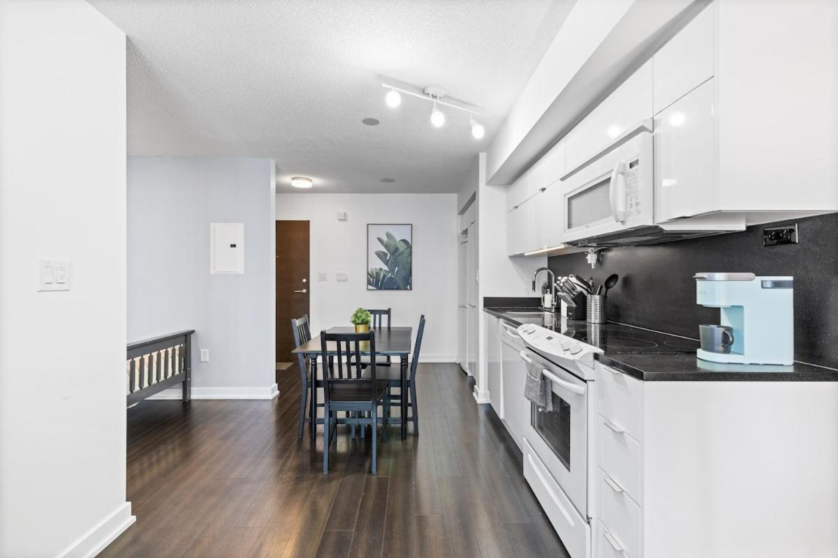 Spacious Bright & Sunlit Condo Near Rogers & Scotia Arena