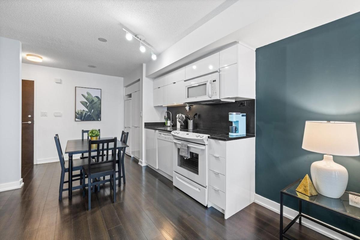 Spacious Bright & Sunlit Condo Near Rogers & Scotia Arena
