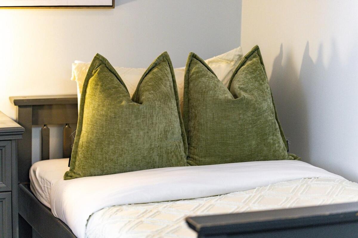 Spacious Bright & Sunlit Condo Near Rogers & Scotia Arena