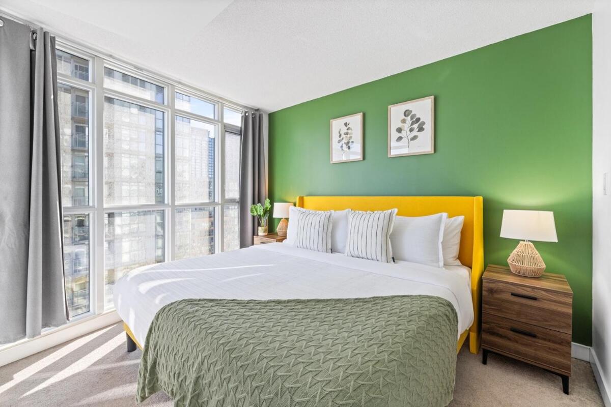 Spacious Bright & Sunlit Condo Near Rogers & Scotia Arena