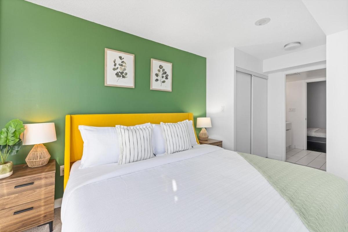 Spacious Bright & Sunlit Condo Near Rogers & Scotia Arena