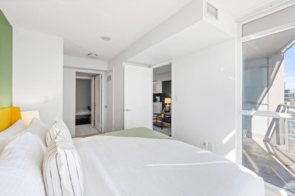 Spacious Bright & Sunlit Condo Near Rogers & Scotia Arena