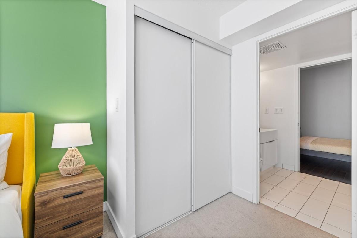 Spacious Bright & Sunlit Condo Near Rogers & Scotia Arena