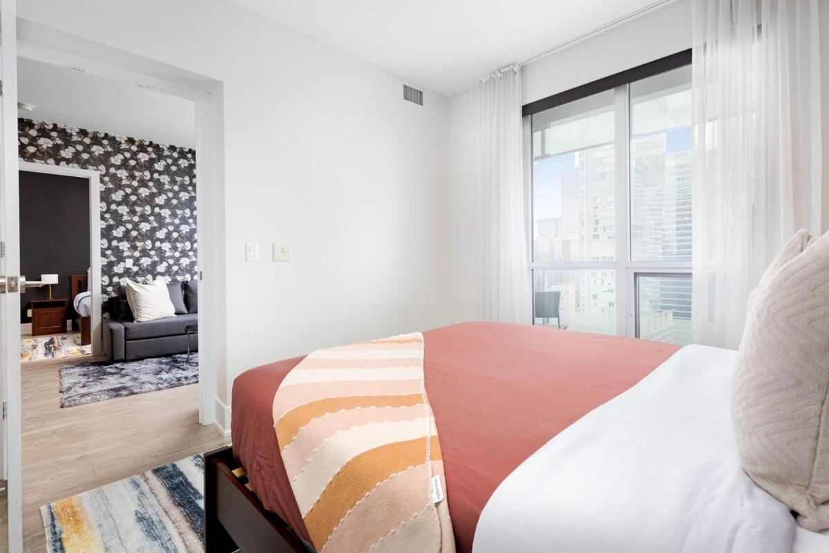 Lux Downtown Suite CN Tower Views w Parking