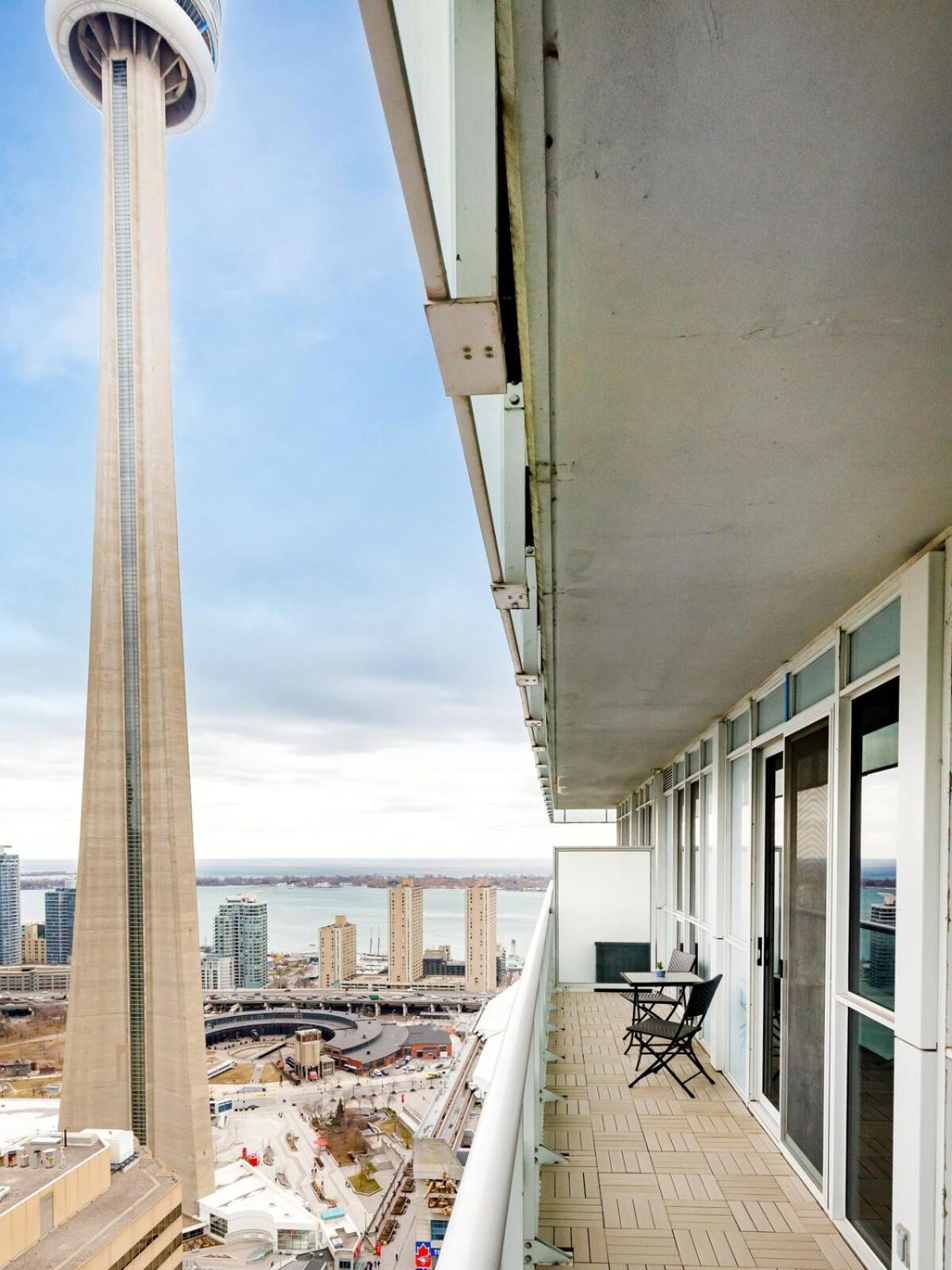 Lux Downtown Suite CN Tower Views w Parking