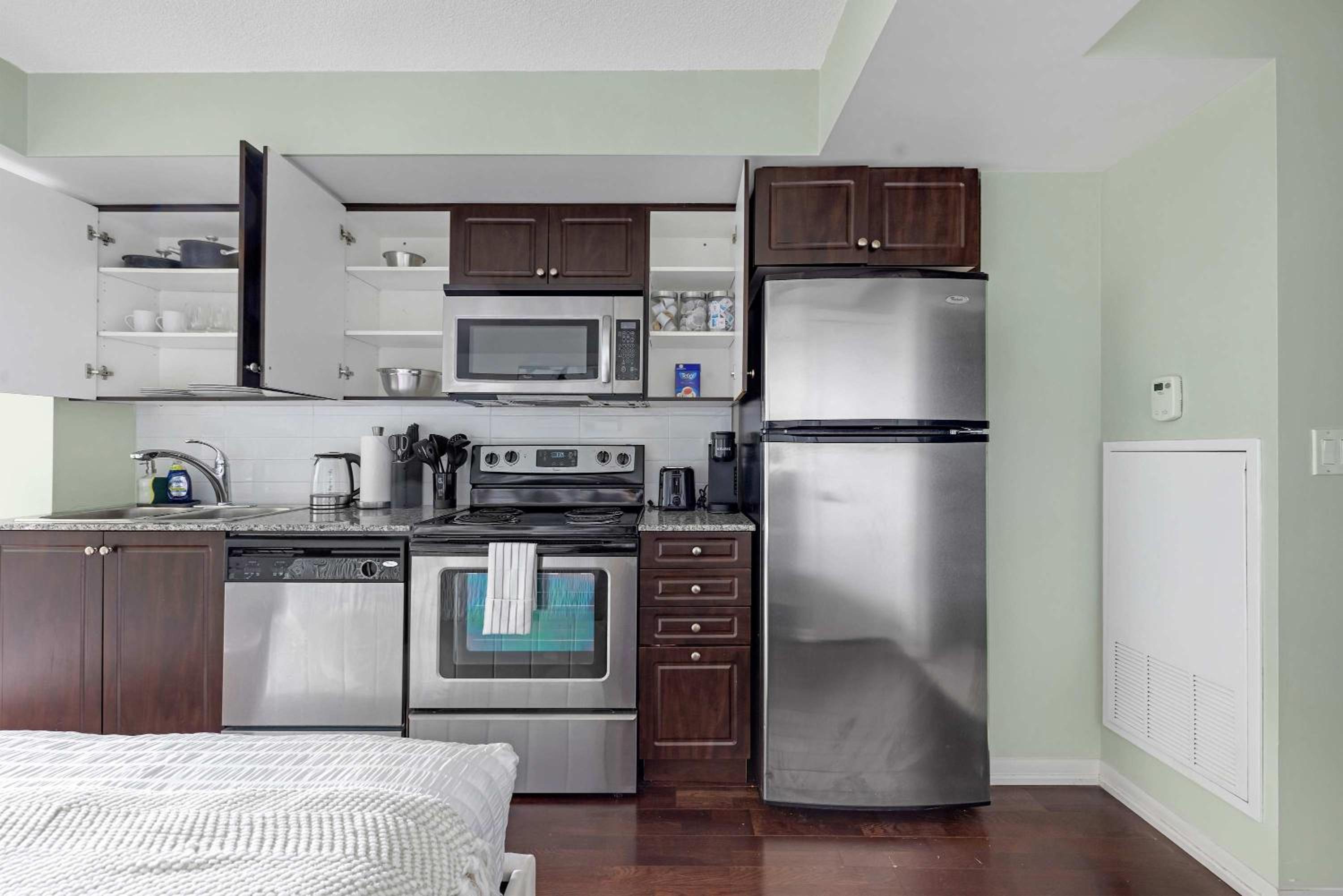 Trendy Studio by Torontos Waterfront