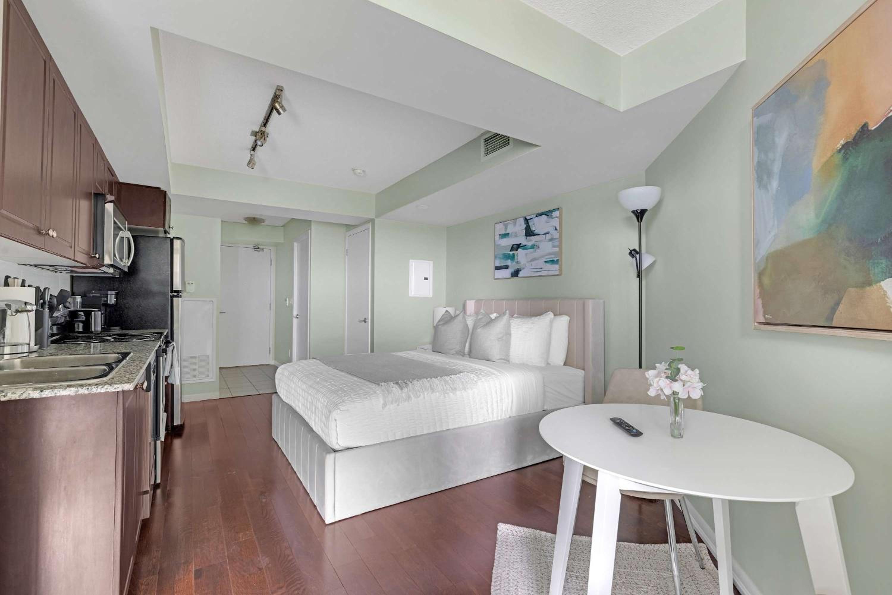 Trendy Studio by Torontos Waterfront
