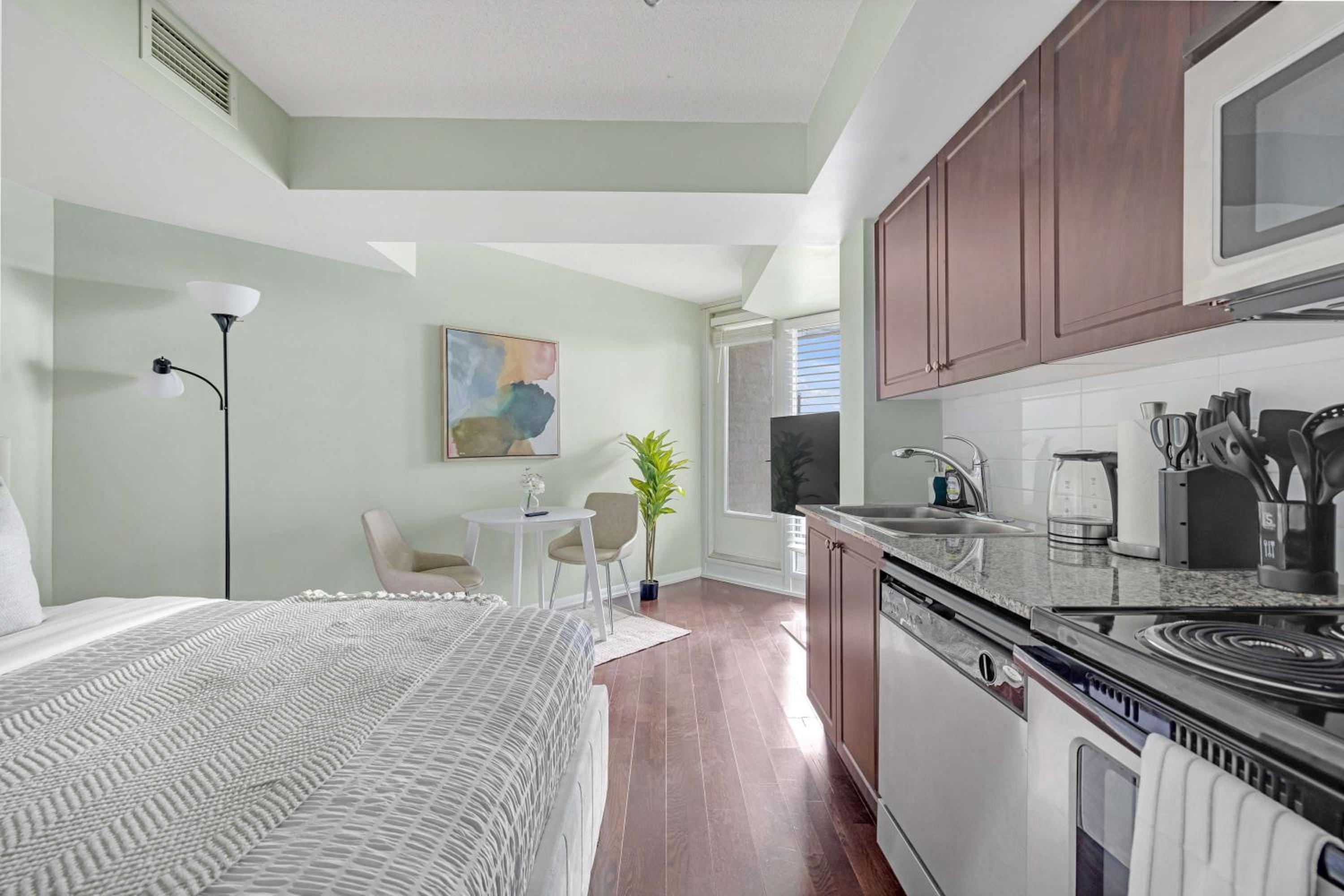 Trendy Studio by Torontos Waterfront