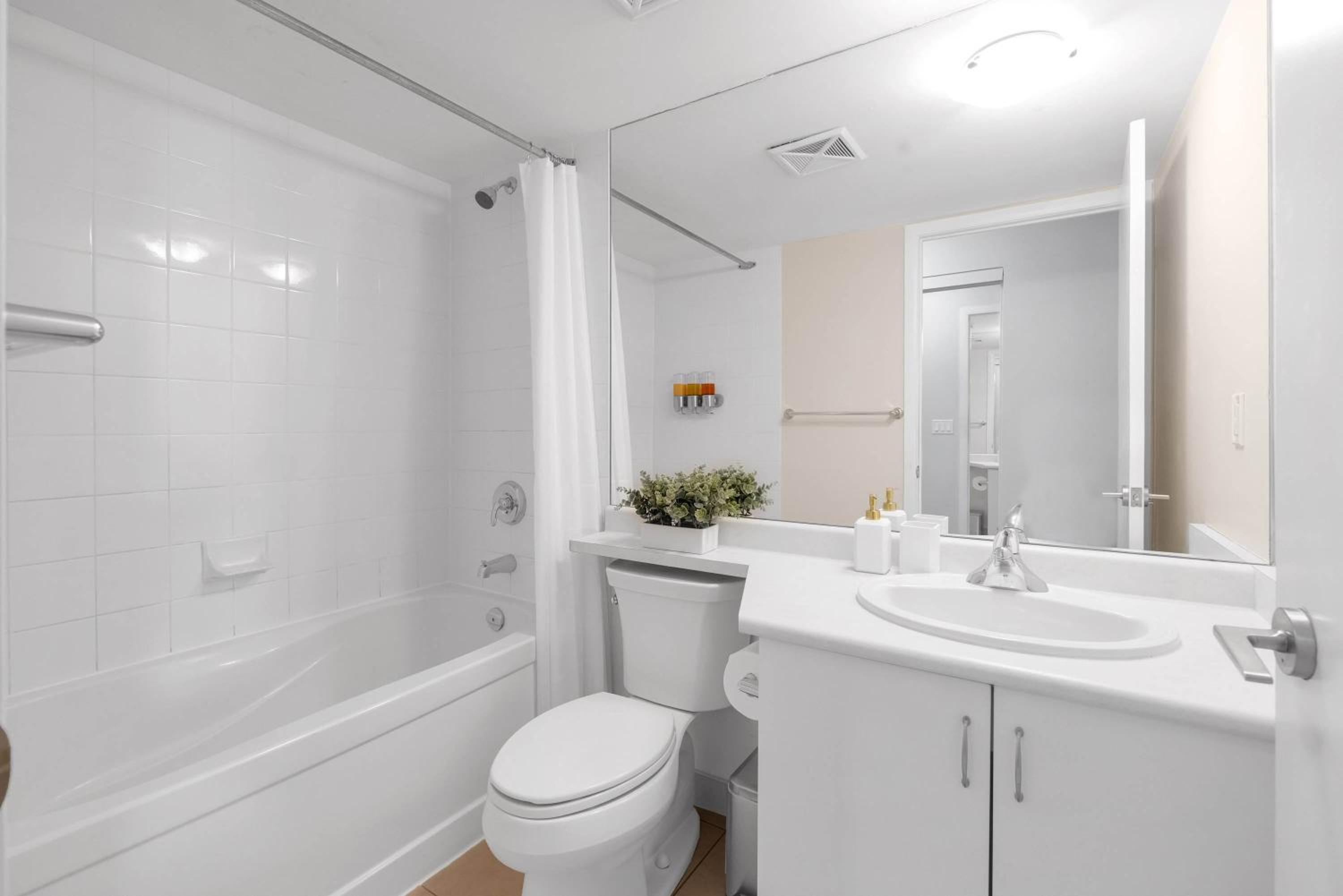 Trendy Studio by Torontos Waterfront