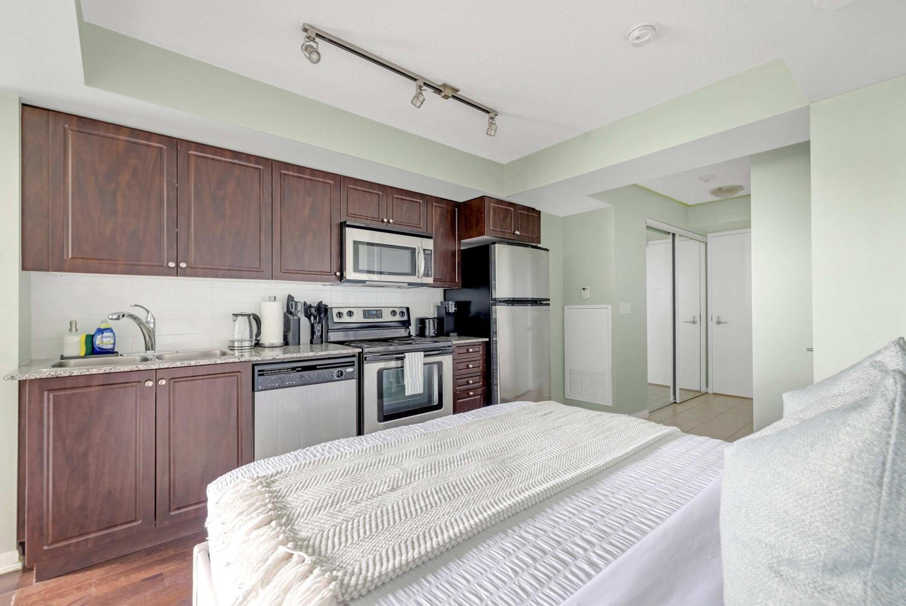Trendy Studio by Torontos Waterfront