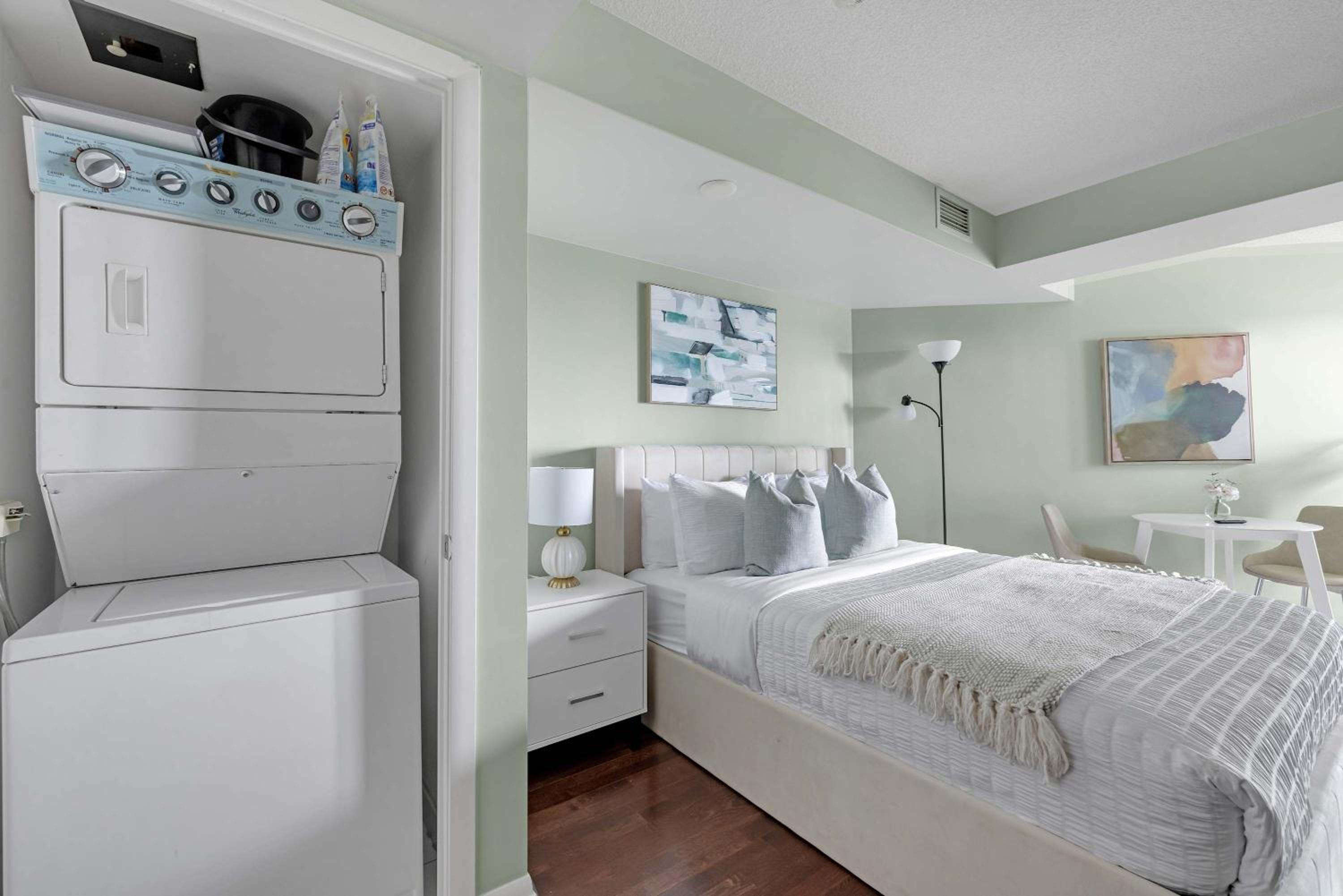 Trendy Studio by Torontos Waterfront