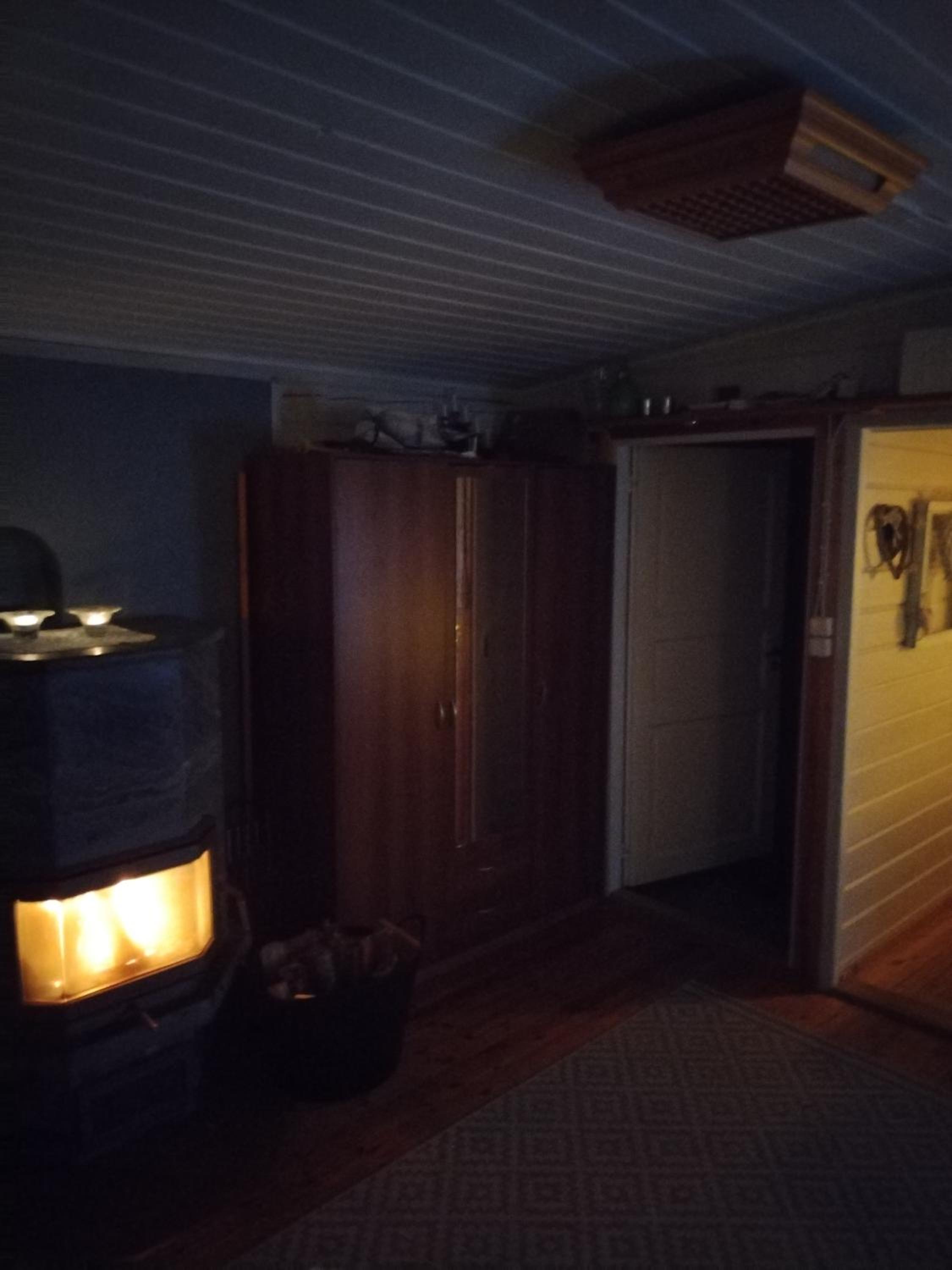 Hirsimökki Ounasjoen rannalla