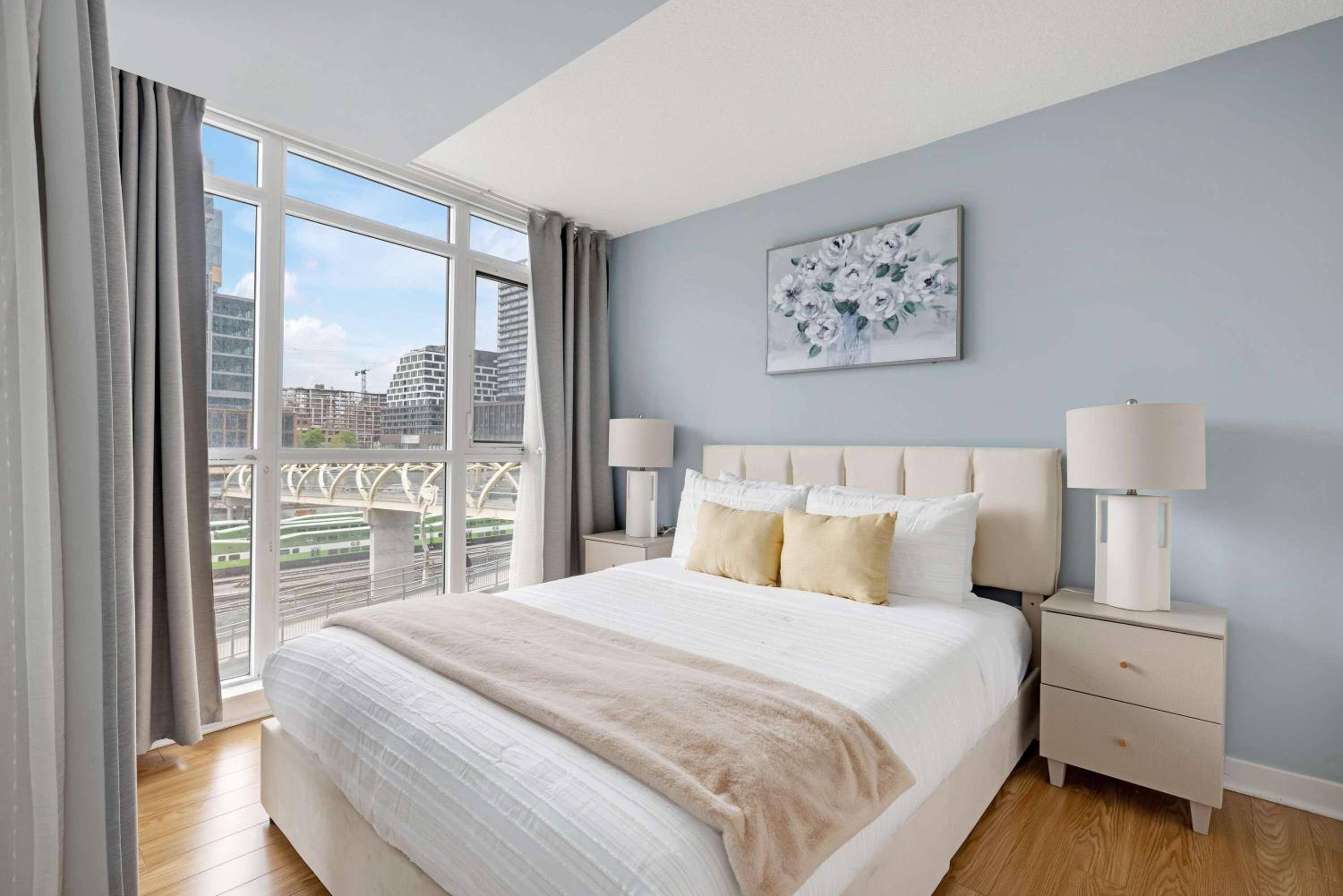City Gem Near the Rogers Centre & Top Attractions
