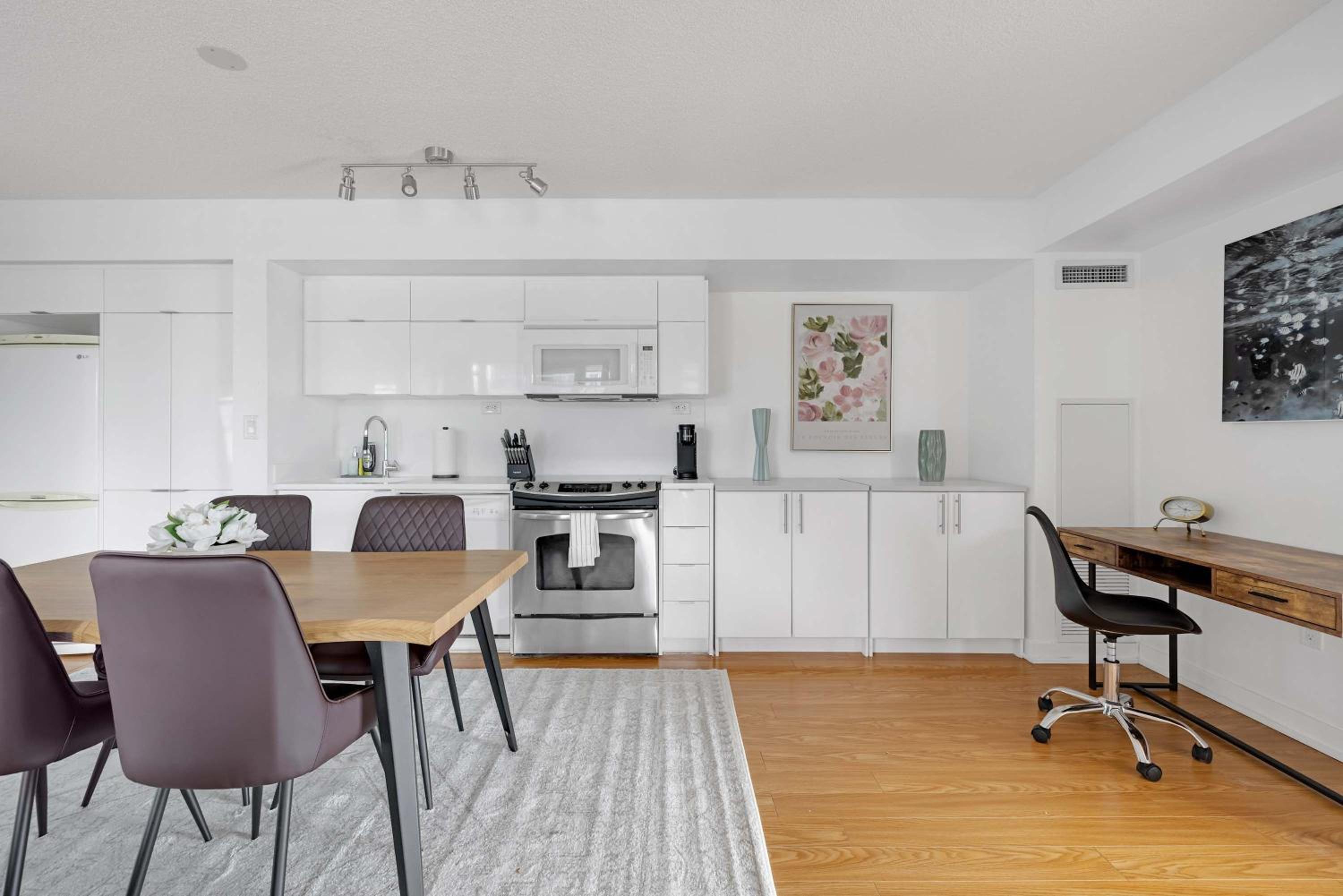 City Gem Near the Rogers Centre & Top Attractions